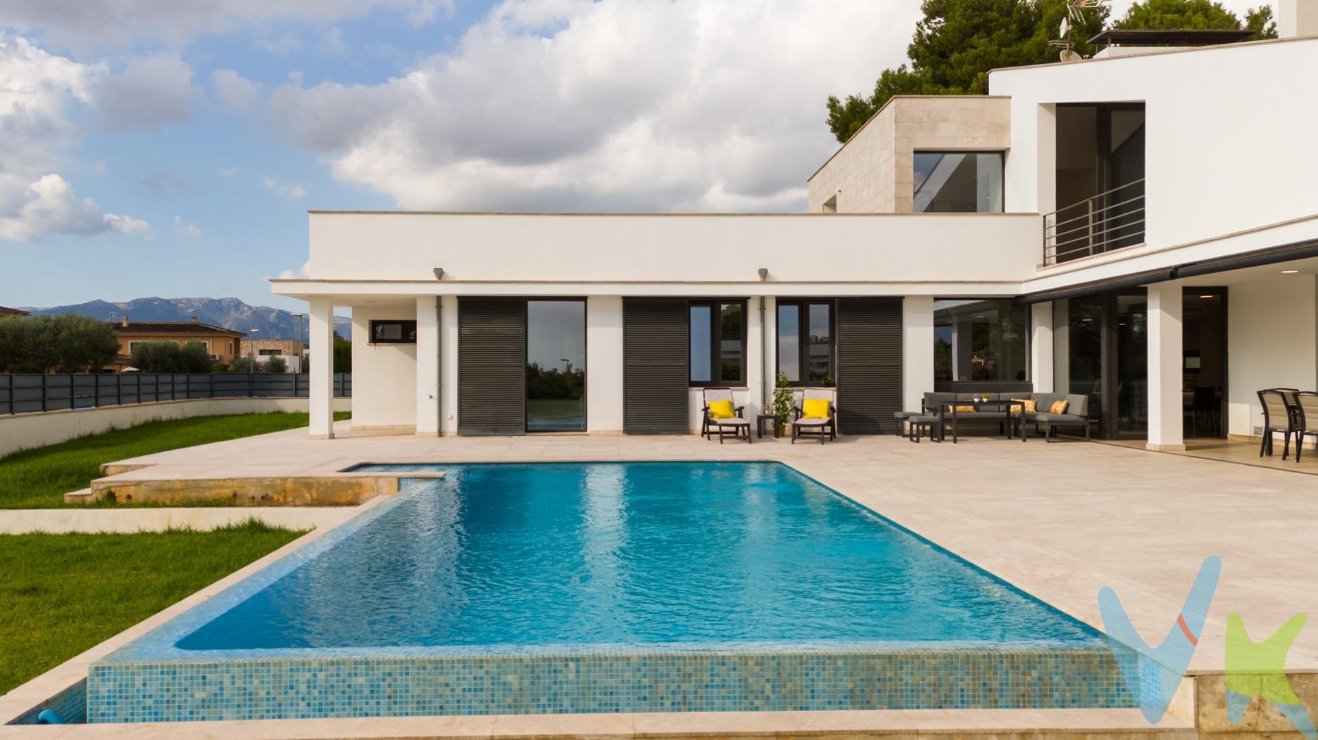 Agencia inscrita en el Registro Oficial de Agentes de la Propiedad Inmobiliaria de las Islas Baleares. Inscripción: GOIBE731396/2024. (ROAIIB). Presentamos este espectacular chalet ubicado en la exclusiva urbanización de Sant Marçal, una de las zonas residenciales más cotizadas de Marratxí, a escasos minutos de Palma. Diseñado y construido meticulosamente para uso propio, donde cada detalle ha sido pensado con una única meta: alcanzar la máxima comodidad, disfrute y funcionalidad total. Esta no es una casa, es el resultado de un proyecto de vida concebido sin reparar en medios, creando un hogar de lujo sereno y práctico. La propiedad se encuentra en una parcela de 1.141,03 m² y dispone de una superficie construida de aproximadamente 490,03m², distribuidos en espacios amplios, funcionales y muy luminosos gracias a su excelente orientación oeste y a los grandes ventanales, que garantiza luz natural durante todo el día. Se distribuye de la siguiente manera: . Planta baja: Cocina de concepto abierto integrada al salón-comedor con chimenea, con acceso directo al porche cubierto, la piscina y el jardín. Dispone de 3 dormitorios dobles uno con baño en suite y vestidor, un baño completo y un aseo de cortesía. Planta superior: Un dormitorio doble, un baño completo y una sala multifuncional (ideal como despacho, sala de juegos o gimnasio) y una amplia terraza solárium con preciosas vistas. Sótano: Garaje con capacidad para 3 vehículos, sala técnica, vestidor y baño completo con acceso directo desde la piscina. Situada en una zona tranquila y bien comunicada, esta vivienda ofrece proximidad a colegios, farmacias, supermercados y todos los servicios necesarios para el día a día. Un entorno ideal para familias que buscan tranquilidad y calidad de vida sin renunciar a la cercanía con Palma. . El precio de venta del inmueble es de 1.950.000€. Este importe incluye los honorarios de la agencia inmobiliaria, que serán abonados por la parte vendedora. El precio no incluye los impuestos aplicables a la transmisión, que podrán ser el Impuesto de Transmisiones Patrimoniales (ITP), el Impuesto sobre el Valor Añadido (IVA) o el Impuesto de Actos Jurídicos Documentados (AJD), según corresponda. Estos impuestos se calculan sobre el precio final de compraventa y varían en función de las circunstancias personales del comprador —por ejemplo, la edad— y de las características de la operación —tipo de inmueble, posibles ayudas o subvenciones—. A modo orientativo, en caso de resultar aplicable el ITP, su importe ascendería a 204.000€. El precio tampoco incluye los gastos notariales y registrales, cuyo importe como mínimo, se sitúa en torno al 2% del precio del inmueble. Los impuestos deberán abonarse en el momento de la compraventa en el caso del IVA, y en un plazo máximo de 30 días desde la firma de la escritura en el caso del ITP o el AJD. Los gastos notariales y registrales deberán abonarse en el momento de la recepción de la escritura pública. Si tiene cualquier duda al respecto, no dude en contactar con nosotros. . 