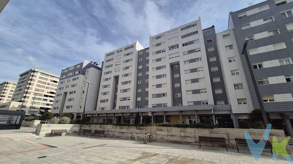 Amplio piso de 4 dormitorios en Avda comercial de Barañáin.
En un zona concurrida y comercial con mucha vida y situado en un edificio rehabilitado con envolvente en la fachada.
Un piso con altura y doble orientación, muy luminoso. 
En sus 113m2 construidos encontrarás una buena distribución, cocina amplia con terraza tendedero, Zona de estar y comedor en 2 espacios comunicados  con terraza acristalada. 4 dormitorios de buen tamaño, baño y aseo ( con ducha antes de la reforma). 
El piso está muy cuidado y ha disfrutado de varias mejoras en el tiempo, en particular con la envolvente y ventanas nuevas y se puede entrar a vivir con pocas actuaciones. 
Llama y pide tu visita. Merece la pena verlo.
