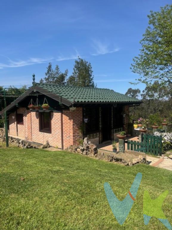 Inmobiliaria Astefi pone a la venta este impresionante terreno en el que nos encontramos una maravillosa cabaña. La superficie del terreno son 2148 metros en los que se pueden encontrar diferentes zonas: una zona en la que se encuentra una mesa para poder realizar comidas al aire libre, un pequeño invernadero, un mirador con vistas a la montaña...todo ello, rodeado de flores y árboles y de caminos de azulejos para poder desplazarse por la finca. Además, cuenta con la cabaña en la que se encuentra un salón con chimenea, una cocina y un baño. Todo en muy buen estado de conservación. 