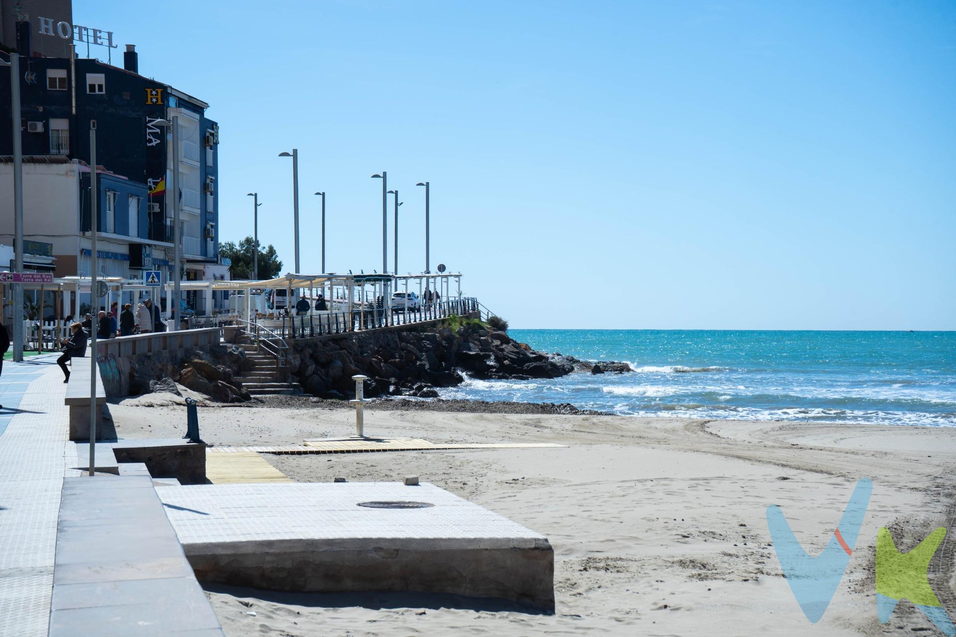 Descubre este encantador apartamento ubicado en la codiciada zona de Playa de La Concha. Este inmueble semi reformado cuenta con una superficie construida de 36 m² y útil de 33 m², ofreciendo un espacio acogedor para disfrutar todo el año o como segunda residencia. Su orientación este permite que el sol inunde los interiores durante las mañanas, creando un ambiente luminoso y cálido. El apartamento dispone de una habitación doble confortable y un baño completo bien equipado. Una característica destacable es su terraza privada donde podrás relajarte mientras disfrutas de las vistas despejadas, perfectas para esos momentos mágicos al atardecer. Además, se encuentra  a tan solo 20 metros de la playa y rodeado por zonas infantiles ideales para familias y posee accesibilidad mediante autobuses cercanos facilitando así tus desplazamientos locales e interurbanos. No pierdas esta oportunidad única: tu nuevo hogar junto al mar te está esperando. La Concha, con forma de bahía, te ofrece un mar en calma apto para todos los públicos. Columpios y toboganes; hamacas y sombrillas te esperan. Completamente accesible, la playa de La Concha es también el centro de las actividades lúdicas. Un bello atardecer prolongará tu estancia hasta la hora del aperitivo y un cielo plagado de estrellas espera tu paseo nocturno. Esta maravillosa playa cuenta con los distintivos de Bandera Azul, ISO14001, SICTED (Sistema Integral de Calidad Turística en Destino) y “Q” Qualitur. Los metros útiles son aproximados. Este inmueble es en exclusiva, con lo que le facilitamos cualquier información sobre la vivienda. Por este motivo, solicitamos no molesten al propietario, ocupantes de la propiedad, vecinos o conserje de la comunidad. . Muchas gracias por su comprensión. El precio indicado puede sufrir variaciones. En todos los casos los precios expuestos son más impuestos y gastos derivados de la transmisión del inmueble.