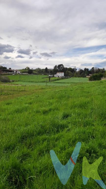 En Oruña de Piélagos, en el alto de Oruña concretamente, se vende finca urbana de 2.075 m2.  Según ficha urbanística actualizada, sirve para construcción de una vivienda o dos pareadas. La finca cuenta con saneamiento, luz y agua próximo, está rodeada de bosque, zonas verdes y zona residencial. Cerca de la nacional Santander Torrelavega, a escasos minutos de la autovía A67, estación de tren de Mogro, y justo en mitad de camino entre Santander y Torrelavega. Les ofrecemos una finca con mucha posibilidades, llámenos para más información y visitarla.