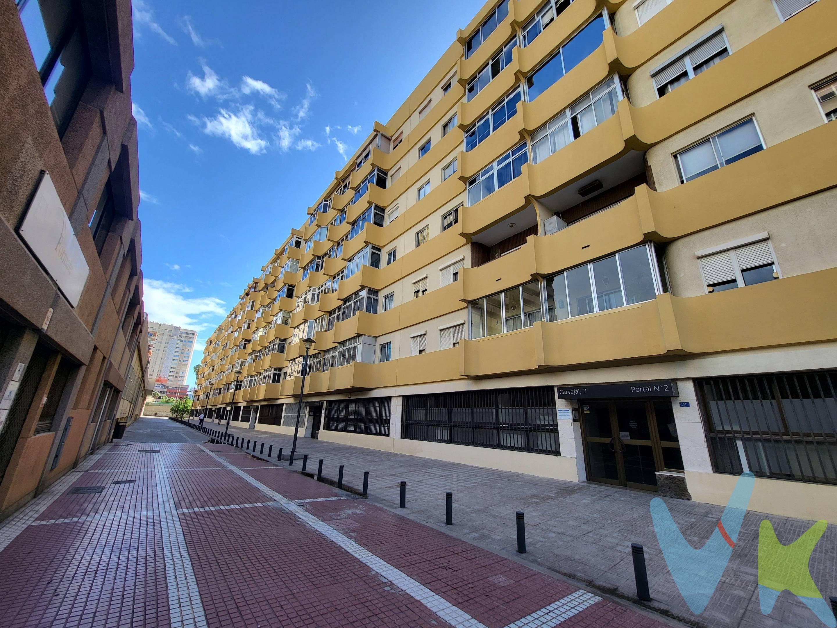¡Exclusivo piso en venta de 86 m² (superficie catastral) en la calle Carvajal, en el barrio de Arenales!. La vivienda necesita reforma, es exterior y muy luminosa, ofreciendo amplios espacios y comodidad. Destaca por su ubicación privilegiada en una zona tranquila y bien comunicada. Se distribuye en 3 dormitorios con armarios empotrados, un espacioso salón-comedor con balcón, cocina con solana, 2 baños y un vestíbulo. . El edificio dispone de ascensor y acceso sin barreras arquitectónicas. Ubicado en el barrio de Arenales, en una de las zonas más codiciadas de Las Palmas de Gran Canaria, este piso se encuentra a pocos pasos de la avenida Marítima, cerca de la fuente Luminosa y la Plaza de la Feria y de las calles Luis Doreste Silva, Juan XXIII y León y Castillo. Además está a tan solo 3 minutos en vehículo de la calle Triana y 5 minutos de la Avenida Mesa y López. En los alrededores, tendrá acceso a todos los servicios necesarios: supermercados, tiendas, restaurantes, colegios, parques, espacios deportivos, centros de salud, farmacias, paradas de guagua, parkings y mucho más. Esta propiedad representa una inversión segura para quienes buscan una vivienda excepcional en una de las áreas más exclusivas de la ciudad de Las Palmas de Gran Canaria. ¡No pierda la oportunidad de convertir este piso en su hogar! También es una opción muy interesante para inversores. Información adicional: el precio de venta no incluye gastos de notaría, registro e impuestos asociados. Los datos proporcionados son orientativos y podrían estar sujetos a errores u omisiones involuntarias.