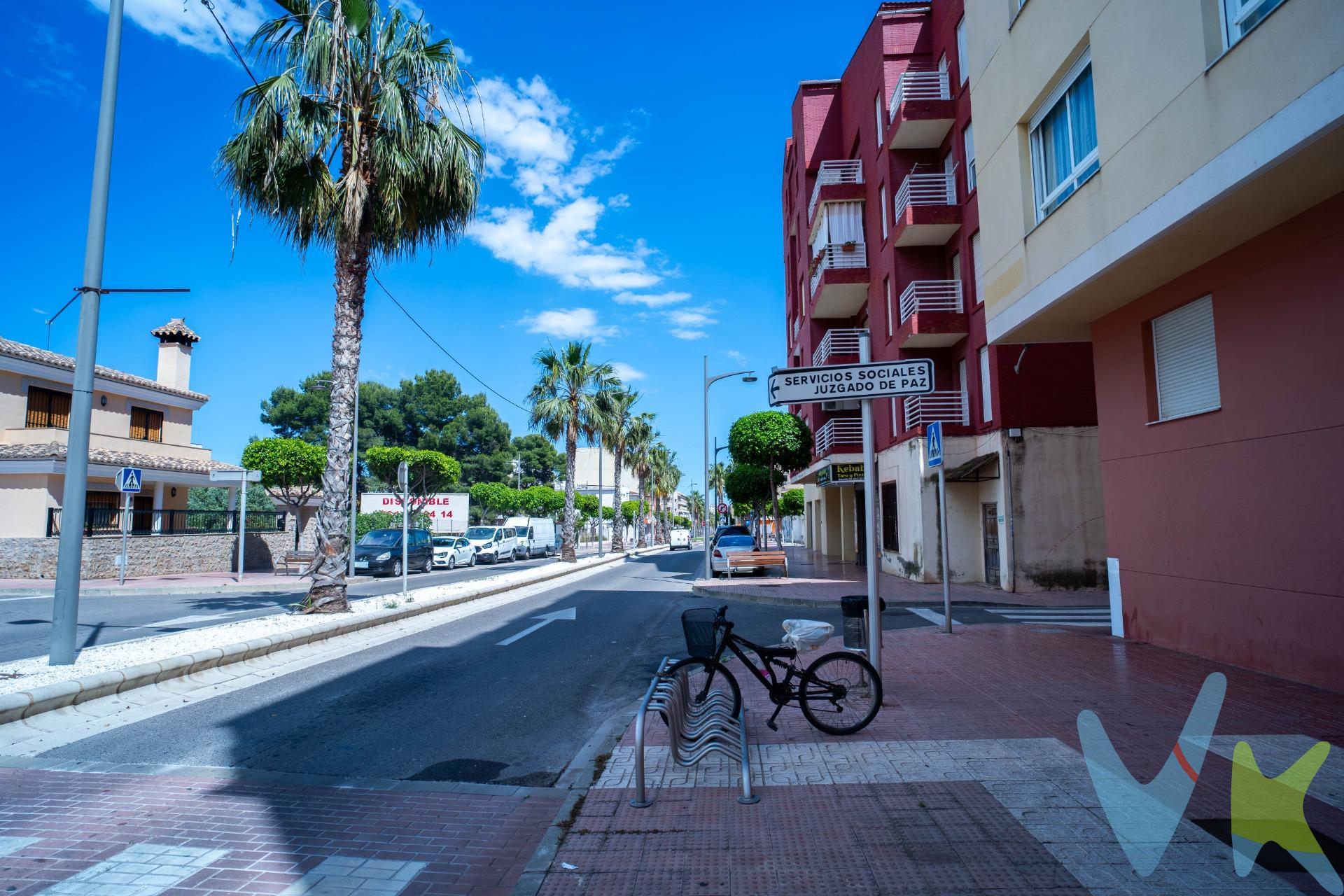 Presentamos este encantador piso ubicado en la hermosa localidad de Oropesa del Mar, a solo 1200 metros del mar. Con una superficie construida de 55 m² y útil de 48 m², esta propiedad se encuentra en buen estado y es perfecta para quienes buscan un hogar acogedor o una inversión inmobiliaria rentable. El apartamento cuenta con dos habitaciones dobles que ofrecen espacio suficiente para toda la familia. Además, incluye un baño completo que asegura comodidad diaria y salón comedor con cocina americana. La ubicación es inmejorable; situado en pleno centro del pueblo, tendrás acceso cercano a diversas comodidades como colegios e instalaciones deportivas. De igual forma dispone también de servicios públicos cercanos incluyendo paradas autobús/ tren facilitando así tus desplazamientos diarios. Además tiene incluida una valiosa plaza privada donde estacionar sin preocupaciones Tus visitas serán recibidas aquí haciendo todo lo posible por mostrarte cada rincón único ! Este maravilloso inmueble no durará mucho tiempo disponible ¡Solicita información hoy mismo! . Los metros útiles son aproximados. Este inmueble es en exclusiva, con lo que le facilitamos cualquier información sobre la vivienda. Por este motivo, solicitamos no molesten al propietario, ocupantes de la propiedad, vecinos o conserje de la comunidad. . Muchas gracias por su comprensión. El precio indicado puede sufrir variaciones. En todos los casos los precios expuestos son más impuestos y gastos derivados de la transmisión del inmueble.