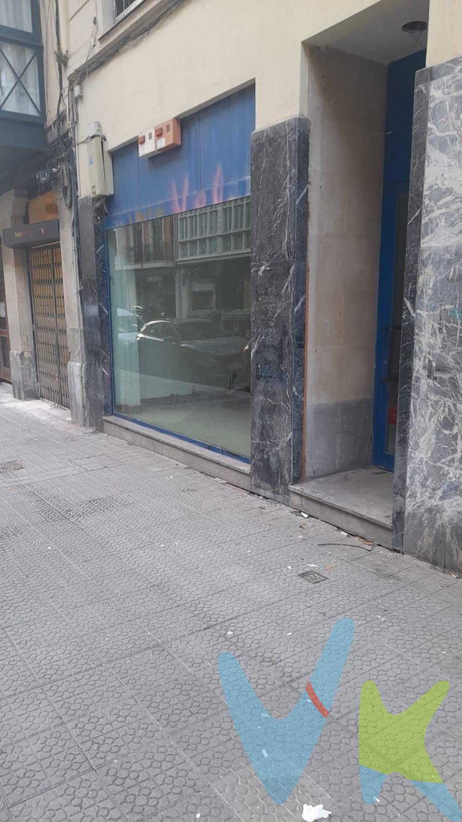 🏢 ¡Local en venta en el centro de Bilbao! – Fernández del Campo, 14. Oportunidad única para inversores o emprendedores. Se vende amplio local comercial en la calle Fernández del Campo nº14, en plena zona de tránsito, muy bien comunicada y con gran visibilidad. 🔹 253,55 m² construidos. 🔹 Espacio diáfano y rectangular, con múltiples posibilidades de distribución. 🔹 Ideal tanto para montar un negocio, como para transformarlo en trasteros u otro uso lucrativo. Ubicado en una de las zonas más activas de Bilbao, rodeado de comercios, oficinas y servicios, este local representa una excelente opción para desarrollar un proyecto propio o como inversión con gran potencial de rentabilidad. 📞 Contáctanos para más información o concertar una visita.