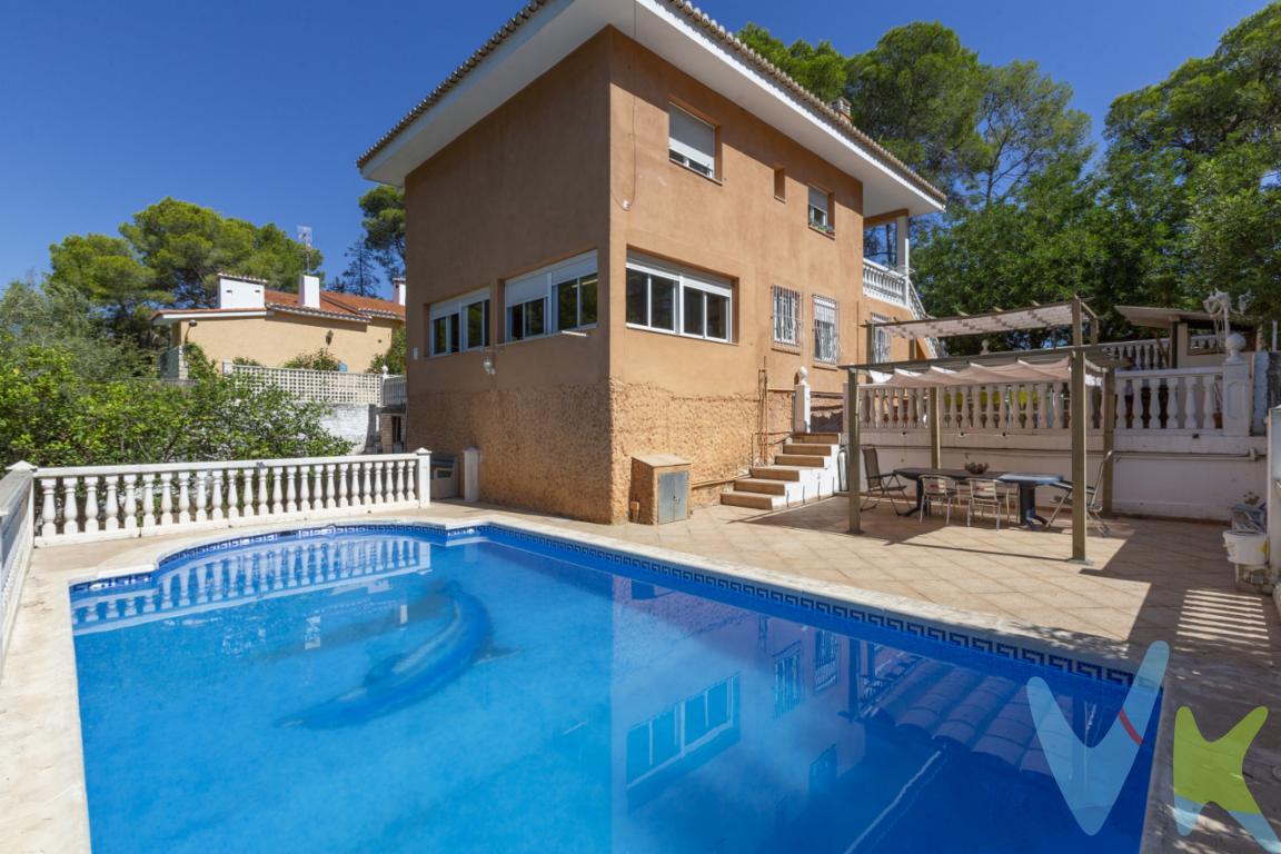Rodeado de propietarios que residen durante todo el año, este chalet ofrece un estilo de vida saludable y sereno, perfecto para quienes buscan combinar confort, seguridad y naturaleza, un chalet único.La vivienda se asienta en una parcela amplia, donde los niños podrán disfrutar de zonas de juego al aire libre con total libertad y seguridad. El corazón del exterior lo protagoniza su piscina privada, ideal para refrescarse en verano y compartir momentos en familia.Rodeado de vegetación y con un ambiente natural incomparable, este chalet invita a respirar aire puro y desconectar del estrés diario. Todo ello, sin renunciar a la cercanía de los servicios esenciales, colegios y buenas comunicaciones con el centro de Alzira.No dejes pasar la oportunidad de tener un trocito de naturaleza en la zona mas elitista de la Ribera.__________________  Nuestro servicio con cada uno de nuestros clientes es en exclusividad, por lo que nosotros le garantizamos un servicio de calidad y sencillo sin interferencias de terceros, nuestra inmobiliaria trabaja con exclusividad compartida, por lo que estaremos encantados de colaborar con cualquier agencia o particular que esté interesado en el inmueble. Por ese motivo, se ruega no molestar al propietario o inquilinos de la propiedad. Si usted es un posible cliente o agente inmobiliario, interesado en esta propiedad, no dude en llamarnos a nosotros, estaremos encantados de colaborar. El precio indicado no incluye los honorarios de intermediación inmobiliaria, que deberán ser abonados por el comprador de forma independiente.