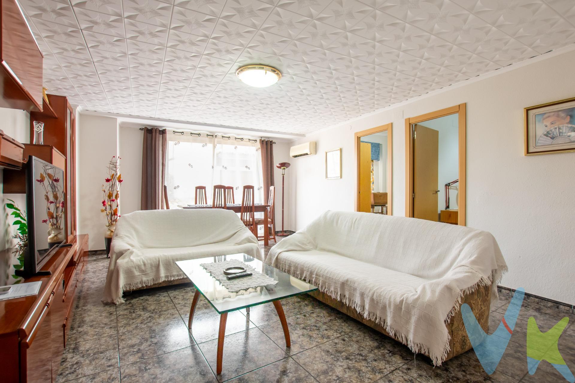 ¡Descubre tu nuevo hogar en el corazón de Albalat de la Ribera!  . Situado a solo 50 metros de la emblemática Plaça de la Cort y la Parròquia de Sant Pere Apòstol, este encantador piso te ofrece la comodidad de vivir en el centro, con todas las comodidades a tu alcance. Además, disfruta de la excelente ubicación a solo 20 minutos en coche de las hermosas playas de Cullera y a 35 minutos de la vibrante ciudad de Valencia.  . Este espacioso piso cuenta con 4 habitaciones, perfectas para toda la familia o para crear un espacio de trabajo o estudio. La habitación principal, de aproximadamente 20 m², te brinda la oportunidad de diseñar un gran vestidor o un rincón de descanso único. Las dos habitaciones simples incluyen una salida al balcón, ideal para disfrutar del aire fresco, y la otra con acceso al lavadero, facilitando las tareas diarias.  . Su cocina independiente, de gran tamaño, ofrece espacio suficiente para una mesa o desayunador, perfecta para momentos en familia o con amigos. El salón comedor, amplio y luminoso, gracias a sus grandes ventanas, será el lugar perfecto para compartir y relajarse. Además, el baño ha sido reformado y cuenta con ducha, brindando confort y estilo.  . La vivienda se vende amueblada y con todos los electrodomésticos. . No pierdas la oportunidad de vivir en un piso que combina comodidad, amplitud y una ubicación privilegiada. ¡Contacta con nosotros y haz realidad el hogar que siempre has soñado en Albalat de la Ribera!