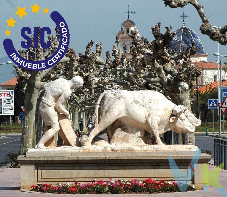 ¿Buscas el lugar perfecto para construir la casa de tus sueños en Castellón?. Te presentamos esta excelente parcela urbana de 400 m² en venta, ubicada en una de las zonas residenciales con mayor proyección: PAU Lledó – Avda. Lledó, una de las áreas más demandadas y tranquilas de la ciudad. 📍 Ubicación privilegiada:. Rodeada de viviendas unifamiliares modernas, con todos los servicios a pocos minutos (colegios, centros médicos, supermercados, zonas verdes, transporte público..), esta zona ofrece una excelente calidad de vida. 📐 Características urbanísticas:. Parcela 100% urbana de 400 m². Se puede construir hasta 240 m² sobre rasante (coeficiente de edificabilidad 0,6), incluyendo terrazas y cubiertas. La planta baja no puede superar los 120 m² de techo. Posibilidad de edificar sótano bajo toda la superficie. 💡 Ideal para una vivienda unifamiliar aislada con jardín y garaje, en un entorno consolidado y en constante revalorización. 🔒 Venta en exclusiva, gestionada por profesionales. Rogamos no contactar directamente con propietarios ni vecinos. 💰 Precio: 230.000 € (más impuestos y gastos de transmisión). 📞 ¡No pierdas esta oportunidad y consultanos sin compromiso!. Este inmueble es en exclusiva, con lo que le facilitamos cualquier información sobre la vivienda. Por este motivo, solicitamos no molesten al propietario, ocupantes de la propiedad, vecinos o conserje de la comunidad. En todos los casos los precios expuestos son más impuestos y gastos derivados de la transmisión del inmueble. 