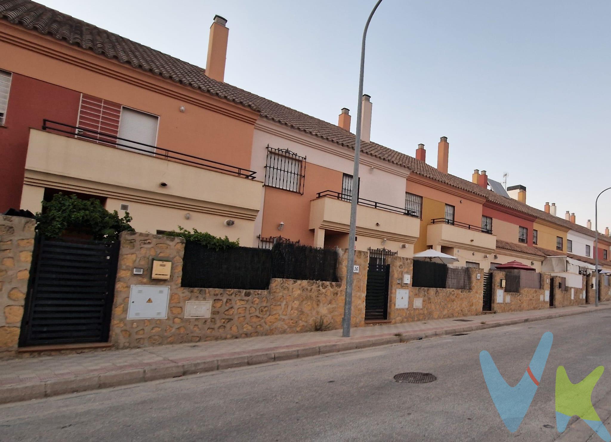 Casa adosada en Olivar de Quintos (Montequinto) frente a bulevares de Entrenúcleos. A pocos minutos a pie del centro de salud y del colegio de Olivar de Quintos. Muy cercano a la Iglesia, parques, farmacias y comerciales.

La vivienda consta de 169 m2 útiles, 203 m2 construidos.

Distribuida en planta baja con un patio delantero y trasero, una cocina amueblada y equipada con electrodomésticos, un aseo con placa de ducha (baño), un salón y un dormitorio/habitación.

En la primera planta encontramos tres dormitorios amplios, dos baños, uno de ellos en suite y una terraza en uno de los dormitorios.

En la segunda planta (buhardilla) encontramos un  lavadero y una terraza amplia ático-solárium. 

Cuenta con una plaza de garaje doble dentro de un garaje subterráneo privado (urbanización) con posibilidad de hacer un trastero muy amplio. 

Tiene aire acondicionado frio/calor y armarios empotrados y revestidos. Suelo de mármol en toda la vivienda. 
No pierdas la oportunidad de venir a ver esta maravillosa vivienda.

Informamos a nuestros clientes que el precio de venta no incluye lo siguiente: Honorarios de la agencia inmobiliaria, impuestos (el Impuesto de Transmisiones Patrimoniales, I.V.A. o A.J.D., en su caso), otros gastos de la compraventa (gastos de registro de la Propiedad, Notaría, gestoría ni de posible financiación). Documento D.I.A. a disposición del consumidor según Decreto 218/2005 Junta de Andalucía.