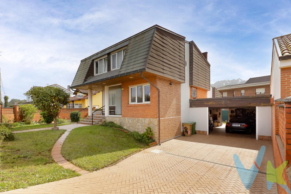 Ponemos a la venta, chalet en Salinas, localidad conocida por su playa, y el deporte del Surf, casa de 1990,  en parcela de 525 m2 cerrada, la casa cuenta en la planta principal (con semi planta), de cocina de 25 m2, salita o dormitorio, baño completo con ducha y salón comedor de 40 m2 con salida al jardín y chimenea francesa; en la planta 1ª (con semi planta) terraza de 40 metros orientada al Sur, y en la planta superior, 4 dormitorios dobles con armarios empotrados, 2 baños completos (1 en suit). También dispone de un garaje a nivel de unos 30 m2, también dispone de un sótano de unos 50 m2 para zona de almacenaje donde se sitúa la caldera de gasoil, la casa dispone de calefacción por gasoil y por folio radiante, ventanas de PVC, suelos y escalera de tarima de elondo, cubierta de cobre; zona residencial consolidada, tranquila, a 400 m de la playa de Salinas (Espartal) y Playa de San Juan, localidad con todos los servicios, centro de salud, supermercados, restauración, tiendas, autobús, etc. A un paso de Avilés, y a 10 minutos del Aeropuerto de Asturias. Para más +info o concertar visita, solo por tlf. De acuerdo con la ley, no se incluyen en el precio otros gastos o tributos que legalmente correspondan al comprador. El consumidor tiene derecho, conforme a la normativa vigente, a disponer de información y documentación adicional relativa al inmueble y condiciones de la compraventa, accesible en la sede física de la Agencia Sabugo, en Plaza del Carmen n.º 5 BJ, o a través del correo electrónico: info@inmobiliariasabugo.com. La agencia actúa exclusivamente como intermediaria en la operación. Cualquier compraventa y sus condiciones quedan sujetas en todo caso a la aceptación expresa del vendedor del inmueble y a la posterior formalización del correspondiente contrato. El presente anuncio tiene carácter meramente informativo; la información suministrada se corresponde con la disponible a la fecha de publicación, pudiendo variar en función de las circunstancias o actualizaciones legales, contractuales y fiscales.