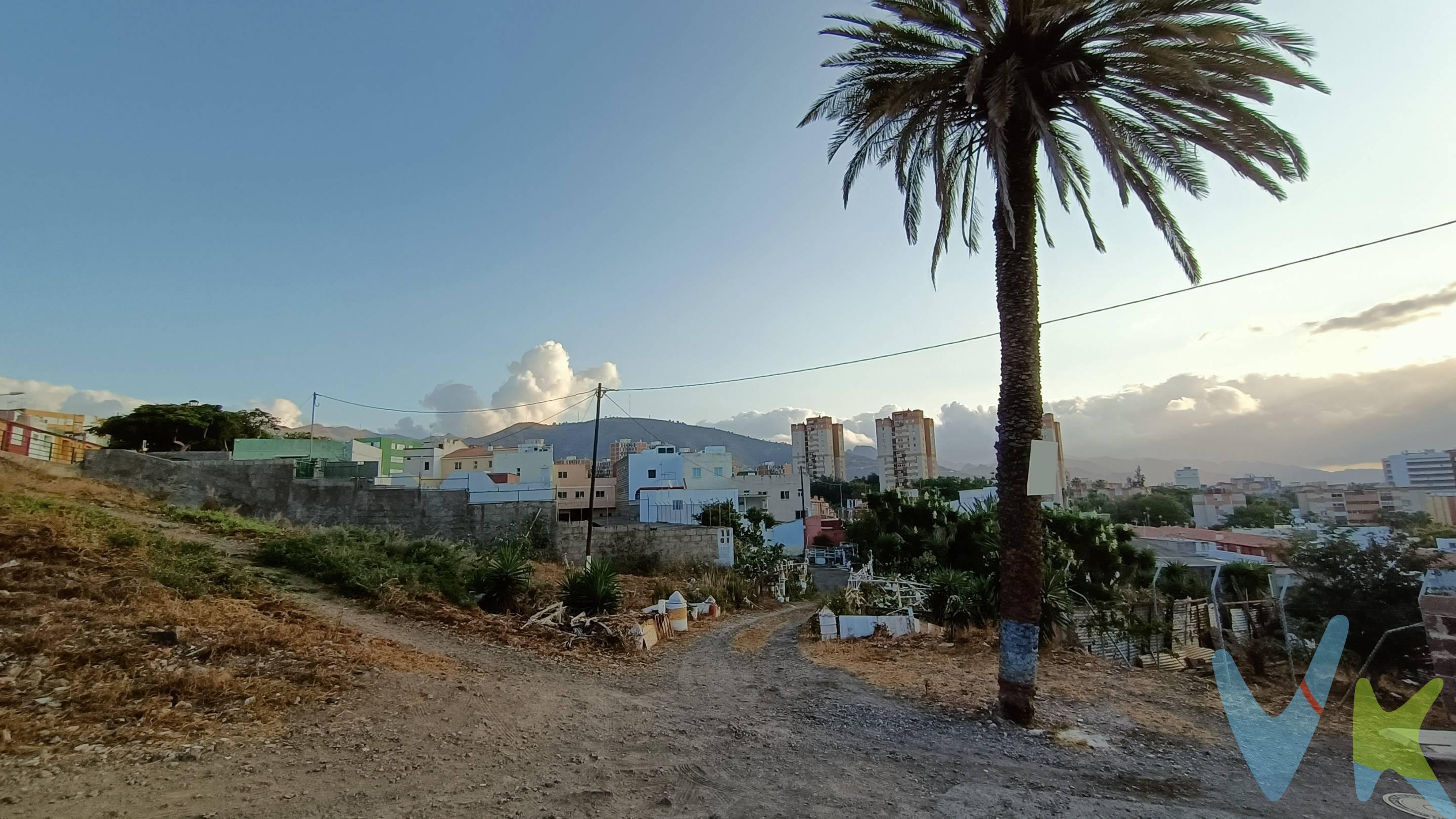 Solar Urbanizable en Santa Cruz de Tenerife. Con una Topografía plana, con acceso rápido desde la autopista TF-5 y muy cerca del Pabellón Pancho Camurria, las piscinas municipales y todos los servicios, lo hace ideal para desarrollo de viviendas.  . 