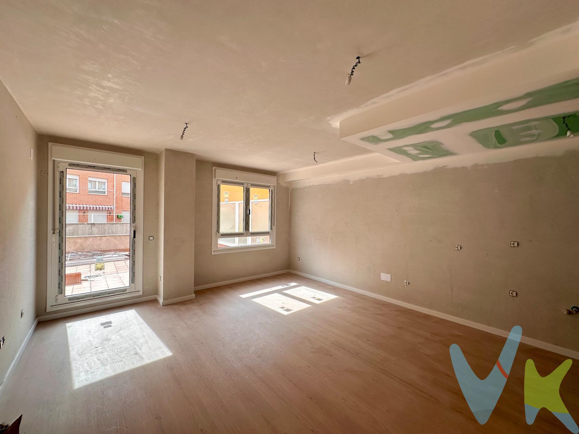 Descubre este excepcional apartamento en la codiciada Zona Alta de Ponferrada, ideal para aquellos que buscan calidad y confort. Con un precio atractivo de €135,900, esta propiedad cuenta con una superficie útil de 63 m². La vivienda se presenta como obra nueva y destaca por sus materiales de alta calidad. Dispone de dos habitaciones dobles luminosas y dos baños completos perfectamente equipados. La entrañable cocina americana conecta armoniosamente con el amplio salón-comedor que da acceso a una encantadora terraza; el espacio perfecto para disfrutar del aire libre. Además, goza del beneficio adicional del suelo radiante que garantiza calidez durante todo el año. Entre las características adicionales sobresalen: parking privado, puerta blindada por seguridad reforzada y trastero incluido para mayor comodidad. Este apartamento es totalmente exterior lo cual permite aprovechar al máximo la luz natural durante todo el día. Ubicado estratégicamente cerca de paradas de autobús y rodeado por colegios e instalaciones recreativas infantiles hace este lugar aún más deseable tanto para familias como profesionales jóvenes.
