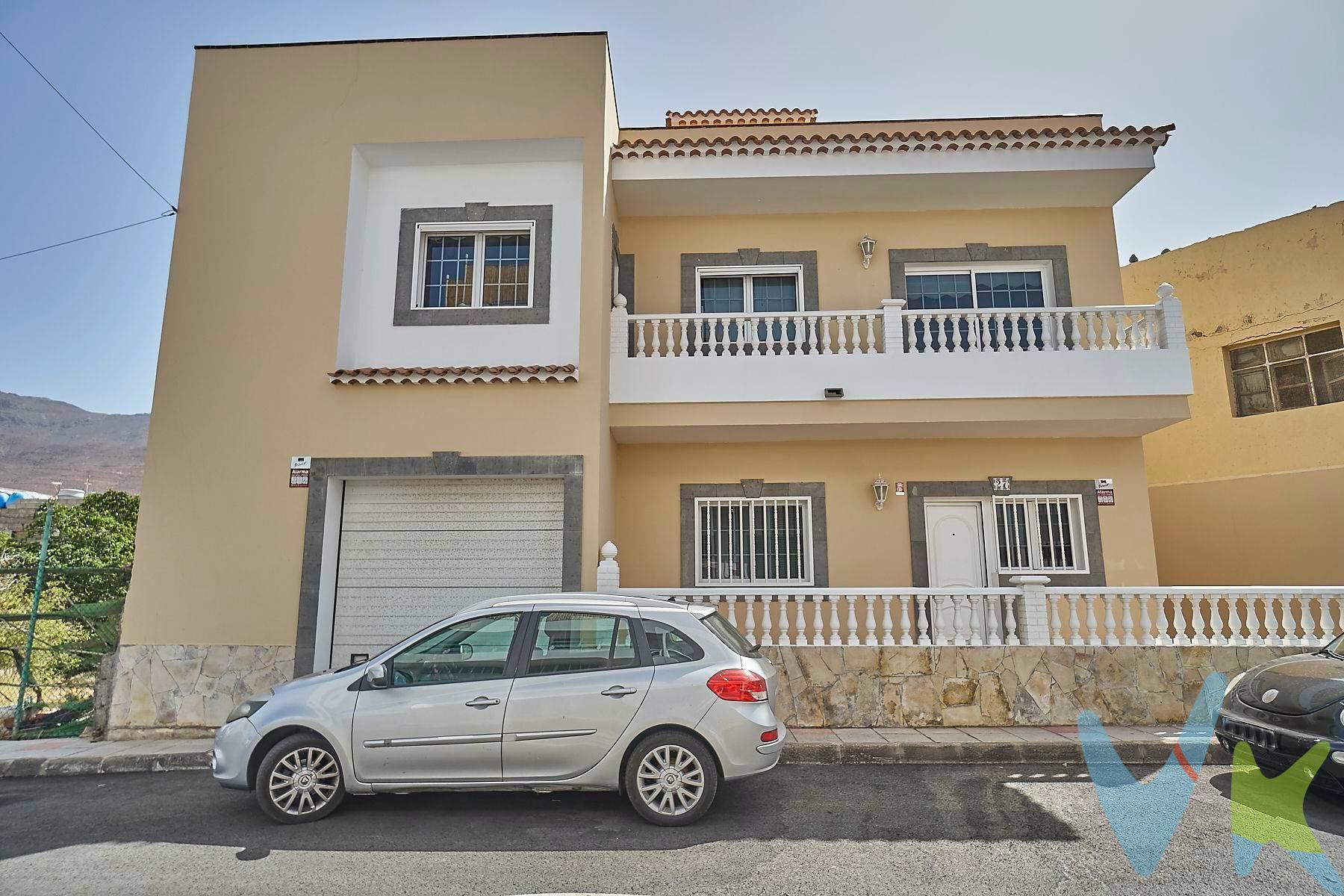 ¡Gran oportunidad en La Aldea de San Nicolás!. Que no te confundan, La Aldea ya no está tan lejos. Con la nueva autopista en funcionamiento en varios tramos entre Agaete y La Aldea, el trayecto desde Las Palmas se ha reducido a solo 1 hora, y será aún más rápido cuando finalicen los túneles y puentes en construcción. Este municipio vive un momento único, con proyectos en marcha que impulsarán su valor y atractivo: el corredor verde que unirá el pueblo con la playa, el nuevo paseo marítimo, y el plan de construcción de más de 1.500 plazas de turismo de lujo que transformarán el entorno en los próximos años. Por todo ello, esta propiedad representa no solo un hogar ideal, sino también una inversión segura y en plena revalorización. La casa terrera adosada cuenta con:. 3 dormitorios dobles y 1 sencillo. 2 baños completos. Amplio garaje para coche, moto y zona de almacenaje. Terraza trasera privada, perfecta para juegos, reuniones familiares o incluso instalar una piscina prefabricada. Pequeña terraza delantera con posibilidad de ajardinamiento. Gran azotea transitable con múltiples posibilidades. Balcón amplio, accesible desde dos de los dormitorios principales. Su construcción es sólida, con materiales de calidad y sin defectos estructurales, lista para entrar a vivir. Ideal para una familia que busca amplitud y comodidad, para disfrutar de escapadas de fin de semana o como inversión con gran proyección de futuro. 📍 La Aldea de San Nicolás: naturaleza, tranquilidad y un futuro prometedor, ahora más cerca que nunca. Los gastos de impuestos, registro, notaría y cualquier otro derivados de la compraventa no están incluidos en el precio de venta.