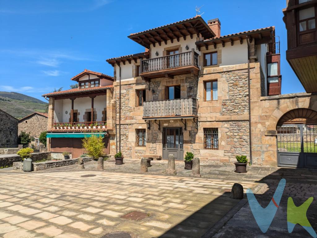 Esta maravillosa vivienda la encontramos dentro de un emblemático edificio del año 1818, en el corazón de Bárcena de Pie de Concha. En el año 2004 se remodeló completamente esta antigua casa de postas, respetándose al máximo su esencia. Accedemos a la finca a través de una sobria portalada montañesa construida con piedra de sillería, y pasamos al portal de la vivienda, en el que se ha conservado la estética rústica original. Esta vivienda en origen son dos apartamentos que se han unido. Llaman la atención sus altos techos y vigas de madera. Un recibidor abierto, nos da paso a una acogedora zona de estar y un amplio comedor. Desde aquí accedemos a un balconcillo con unas maravillosas vistas del valle. Dos dormitorios, y dos baños completan esta encantadora vivienda. Esta vivienda también incluye 2 plazas de parking en la zona común trasera. Imprescindible ver. Muy cerca de las playas y a un paso de la estación de esquí de Alto Campoo.Los precios mostrados no incluyen impuestos. Honorarios al comprador 1.000EUR