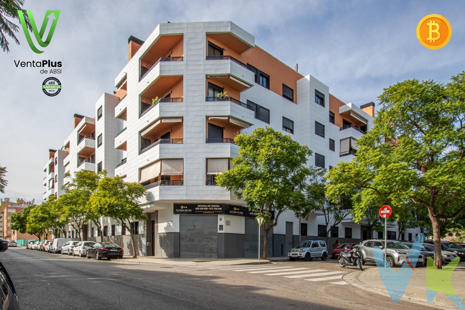 Encontrar el lugar perfecto para empezar una nueva etapa en familia no es fácil. Por eso, cuando aparece una oportunidad como esta, hay que saber reconocerla. Este piso en L’Olivera reúne todo lo que buscas para comenzar una vida cómoda, práctica y llena de buenos momentos. Características que marcan la diferencia:. 3 habitaciones (2 dobles y 1 simple): espacio para los peques, para visitas o para ese despacho que tanto necesitas. 2 baños completos, uno de ellos en suite: más comodidad en el día a día. Amplia terraza: para tus desayunos al sol, tardes de juegos o cenas de verano. Cocina independiente y equipada: lista para tus mejores recetas en familia. Edificio moderno (2016) con excelentes calidades y acabados. Zona infantil en el edificio: tranquilidad mientras tus hijos juegan cerca. Trastero: Orden desde el primer día. Garaje Opcional: Para aportar comodidad. Precio: 30.000€. Climatización por conductos: calor en invierno, frescor en verano. Carpintería exterior de PVC con climalit y suelo laminado: confort, aislamiento y estilo. Ubicación ideal en Palma: cerca de colegios, parques, comercios y con buena conexión en transporte público. Perfecta para el ritmo de una familia activa. Este no es solo un piso. Es el lugar donde tus hijos darán sus primeros pasos, donde celebraréis los cumpleaños y donde construiréis recuerdos imborrables. ¡Te esperamos para mostrarte lo que podría ser tu nuevo hogar!. Propiedad certificada por ABSI (Asociación Balear de Servicios Inmobiliarios), lo que garantiza que toda la documentación ha sido revisada y que forma parte de la bolsa de propiedades en multiexclusiva. Inmobiliaria registrada en el Registre Oficial d’Agents Immobiliaris de les Illes Balears. Número de registro: GOIBE747077/2024