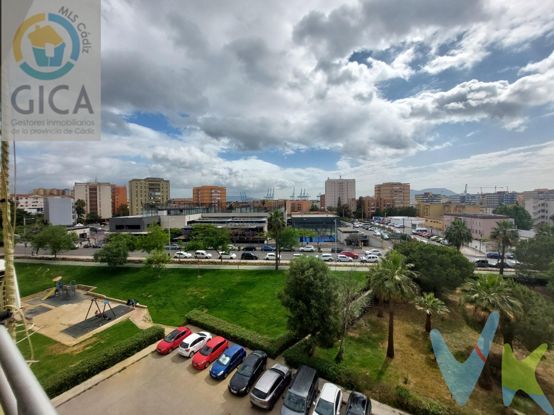 Descubre este magnífico piso ubicado en la codiciada zona del Parque Feria, Algeciras. Con una superficie de construcción de 114 m² y útil de 96.6 m², esta propiedad ofrece un amplio espacio para vivir cómodamente. La vivienda cuenta con cuatro habitaciones (una doble y tres sencillas), lo que la convierte en ideal tanto para familias como para quienes buscan compartir su hogar. Además, dispone de dos baños, (uno en suite) completos y ambos con ventana que añaden practicidad a tu día a día. Su orientación Este proporciona luminosidad natural durante todas las mañanas mientras disfrutas de vistas despejadas hacia el entorno arbolado cercano; perfecto para aquellos amantes del aire libre o simplemente disfrutar desde casa. Situado dentro de una urbanización bien cuidada, tendrás acceso a zonas infantiles ideales si tienes niños pequeños. La ubicación es inmejorable: autobuses cercanos facilitan tus desplazamientos por la ciudad y colegios destacados están muy próximos, garantizando así comodidad educativa para los más jóvenes. Aunque se encuentra en estado original -lo cual representa una gran oportunidad- puedes reformarlo según tus gustos personales creando un hogar único adaptado completamente a ti, estilando cada rincón a tu medida. ¡No pierdas esta ocasión única! . -----------------------------------------------------------. Transparencia de precio, impuestos y honorarios:. El precio publicado corresponde únicamente al precio de venta del inmueble y no incluye impuestos, gastos de compraventa ni honorarios a cargo del comprador. Impuestos: ITP o IVA+AJD (según la naturaleza de la transmisión). En Andalucía, en segundas transmisiones el ITP es 7% con carácter general, pudiendo aplicarse tipos reducidos (6% o 3,5%) si se cumplen requisitos. Base del impuesto: con carácter general, la base será la mayor entre el precio declarado y el valor de referencia (según normativa aplicable). Gastos de compraventa: notaría, registro y, en su caso, gestoría (desde 2.000€ orientativo, según operación). Honorarios comprador (no incluidos): 3% + IVA, con mín. 3.500€ + IVA si precio < 115.000€. Se informan y aceptan por escrito (hoja de encargo/servicios) antes de la visita y de cualquier gestión vinculada a la compra. Ficha informativa (Decreto 218/2005) a disposición del interesado. Fuentes oficiales: información tributaria y valor de referencia disponibles en fuentes oficiales de la Junta de Andalucía y se facilitan a quien lo solicite. Exclusiva: Por mandato expreso del propietario, este inmueble se comercializa en exclusiva a través de la inmobiliaria. Se ruega no contactar directamente con propiedad/ocupantes/vecinos. . 