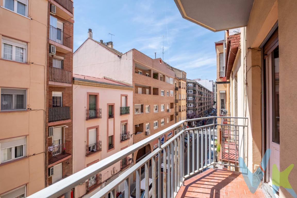 ¿Buscas un lienzo en blanco para crear la casa de tus sueños o una inversión segura en una de las mejores zonas de Zaragoza? Este piso lo tiene todo para convertirse en tu próximo gran proyecto. Ubicado en lcalle Cánovas, estratégicamente entre la Avenida Goya y Hernán Cortés, disfrutarás de la comodidad de vivir a un paso del centro, rodeado de todos los servicios, comercios, colegios y con excelentes conexiones de transporte público. Luz, altura y accesibilidad total. Situado en una 3ª planta, la vivienda destaca por su magnífica luminosidad, algo difícil de encontrar en pleno centro. Olvídate de los portales antiguos e incómodos: el edificio cuenta con un portal completamente reformado y ascensor a cota cero, garantizando accesibilidad total y comodidad desde el primer día (y sin derramas pesadas a la vista). Distribución con infinitas posibilidades de reforma. La vivienda está para actualizar, lo que te permite diseñar cada rincón exactamente como siempre has querido. . 3 amplios dormitorios, perfectos para una familia, para crear tu zona de teletrabajo o como inversión para alquilar por habitaciones con alta rentabilidad. 1 baño completo con ventana, un detalle clave para una ventilación óptima y luz natural. Cocina independiente con galería, el espacio ideal para desahogo o para integrar en un concepto abierto hacia el salón si decides reformar. - Detalles técnicos y climatización:. El inmueble cuenta actualmente con sistema de calefacción eléctrica por acumuladores (lleva tiempo sin utilizarse y requerirá revisión o sustitución). Lo mejor es que el edificio dispone de toma de gas, lo que te facilitará enormemente la instalación de un sistema de gas natural, eficiente y moderno, durante la actualización de la vivienda. No dejes pasar la oportunidad de visitar este piso con un potencial enorme en una ubicación inmejorable. ¡Llámanos hoy mismo y ven a verlo antes de que vuele!. **Precio y Gastos:. En el precio de venta publicado no se  incluyen los impuestos legalmente establecidos ni gastos derivados de la compraventa y de la inscripción del inmueble (I.T.P., Notaría y Registro de la Propiedad)