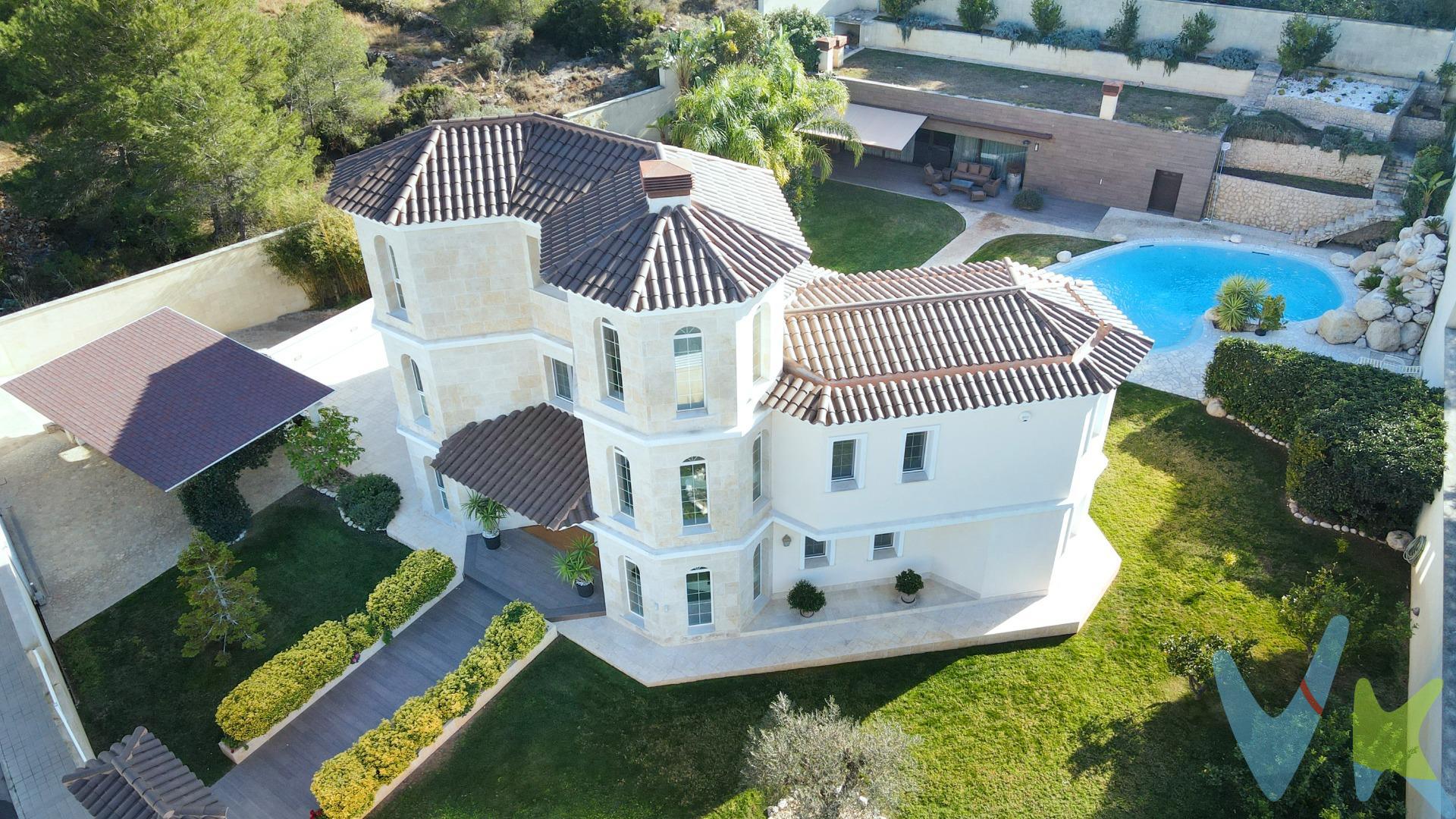¡Bienvenido a este majestuoso chalet en la Coma! Tu nueva casa en Borriol. ¿Te imaginas viviendo en un lugar que podría ser el hogar de un príncipe? ¡Deja de imaginarlo porque aquí está tu oportunidad! Este espectacular chalet de lujo, con 792 metros cuadrados de pura elegancia, está esperando a que le des tu toque personal. Ubicado en la exclusiva urbanización La Coma, este hogar tiene más niveles que un videojuego: sótano y tres alturas. ¡Es como vivir en una torre de castillo moderna! Perfecto para aquellos que siempre han querido tener su propio reino (o al menos un lugar para esconderse del mundo). Con su ascensor olvídate de subir escaleras, simplemente presiona el botón y deja que te lleve a donde quieras ir. Con 1,923 metros cuadrados de terreno, tendrás espacio suficiente para organizar fiestas épicas en la zona de recreo junto a la piscina e incluso disfrutar de una pista de baile para esos momentos en los que sientes que la vida necesita un poco más de ritmo. Y hablemos del sótano: ¡tiene capacidad para seis vehículos! Sí, has leído bien. ¿Quién no querría un garaje digno de una exhibición?. Ahora, si te preocupa la logística de los baños, ¡no te preocupes más! Este chalet cuenta con nada menos que siete baños. Pero eso no es todo… prepárate para sudar (o no) porque también hay un gimnasio privado. ¡Sí! Tienes tu propio templo del fitness donde puedes hacer ejercicio sin tener que compartir máquinas ni ese incómodo momento en el que alguien se sienta demasiado cerca mientras intentas levantar pesas! Aquí puedes hacer sentadillas mientras te miras al espejo y te dices: “¡Hoy sí voy a conquistar el mundo!” . Y para esos días soleados (o cuando simplemente necesites relajarte), cuenta con una piscina espectacular donde podrás disfrutar del sol como todo un rey o reina. Este chalet es un espacio donde cada rincón tiene su propia historia por contar. Desde las amplias habitaciones hasta la piscina que te invita a zambullirte después de un largo día, cada parte está diseñada para disfrutar al máximo. Y no olvidemos la ubicación: La Coma es como vivir en un sueño, donde la tranquilidad se encuentra con el lujo. Aquí podrás disfrutar de la paz del campo sin renunciar a las comodidades de la vida moderna. ¡Un lugar donde puedes ser el rey o la reina de tu propio castillo!. Así que si estás listo para dar el siguiente paso hacia una vida llena de estilo y diversión (y quizás unas cuantas risas), este chalet es tu pasaporte a una nueva aventura. ¡No esperes más! Ven a conocer tu futuro hogar, ¿TE ATREVES A DAR EL SALTO?. 