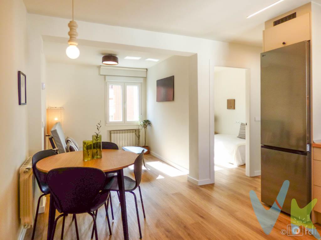 Preciosa vivienda en Ciudad Naranco con RESTAURACIÓN INTEGRAL y A ESTRENAR, muy soleada y luminosa por su orientación SUR, y excelente situación a un paso del centro. Muy buena distribución y aprovechamiento del espacio, sin prácticamente pasillo. Se distribuye en: salón-cocina, 2 dormitorios y 2 baños. Dormitorio principal con vestidor y baño. Cocina totalmente equipada (vitro, horno, campana extractora, microondas, lavadora y lavaplatos. Baños equipados y con ventana. Calefacción y ACS individuales de gas ciudad. Puerta acorazada. Exterior a calle: 1 ventana del salón y los 2 dormitorios. Interior a amplio patio de manzana: cocina y baños. ¡¡ NO DUDES EN AMPLIAR INFORMACIÓN Y VENIR A CONOCERLA !!