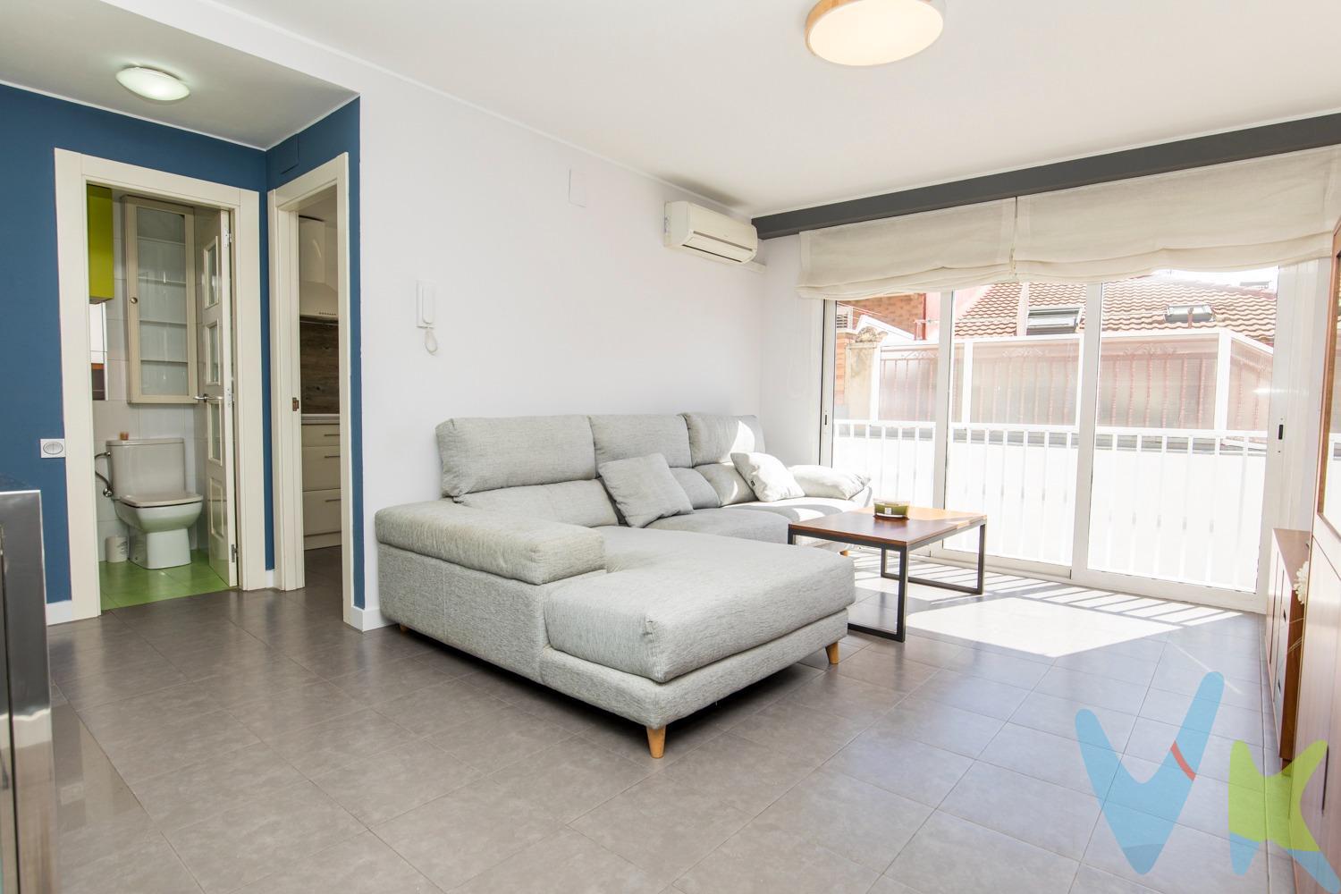 En una zona donde predominan los pisos, en calle Duquesa Villahermosa junto a Plaza Roma aquí encuentras algo diferente: una vivienda exclusiva tipo casa, distribuida en dos plantas, 4 dormitorios y  con espacio, independencia y un jardín privado. En la planta superior se desarrolla la vida diaria:. Un salón de más de 22 m², amplio y luminoso gracias a su orientación sur, se convierte en el centro de la vivienda. A su lado, la cocina independiente, una habitación que puede ser tu oficina particular y un aseo completan una zona de día cómoda, práctica y bien resuelta. En la planta inferior , encontramos la zona de descanso y disfrute:. La zona de descanso se organiza con tres dormitorios dobles, la terraza de la casa con zona chill out, un baño completo con bañera hidromasaje, y una estancia adicional que puedes adaptar como despacho, vestidor o almacén. Y aquí está uno de los puntos que realmente marcan la diferencia:. dos de los dormitorios, incluido el principal, tienen salida directa a la terraza. No es solo un extra. Es abrir la puerta y tener un espacio exterior propio, con luz y desahogo. Una terraza de 20 m² y orientación sur, añade ese plus que casi ningún piso en la zona puede ofrecer: comer fuera, desconectar, o simplemente tener un espacio abierto dentro de la ciudad durante todo el año, y poder disfrutarla con la mejor compañía. Cuenta con calefacción individual de gas por suelo radiante en ambas plantas, caldera instalada en 2015 con mantenimientos al día. Ventanas de aluminio lacado en blanco con cristal aislante, puertas en color blanco y suelos de gres. Todo esto junto a Plaza Roma, con servicios, transporte, colegios, hospitales y zonas verdes a pocos minutos. No es una vivienda para quien busca lo habitual. Es para quien quiere algo más: espacio, exterior y una forma distinta de vivir Zaragoza. Si buscas salir del piso de siempre y tener algo con más recorrido, esta vivienda merece una visita.