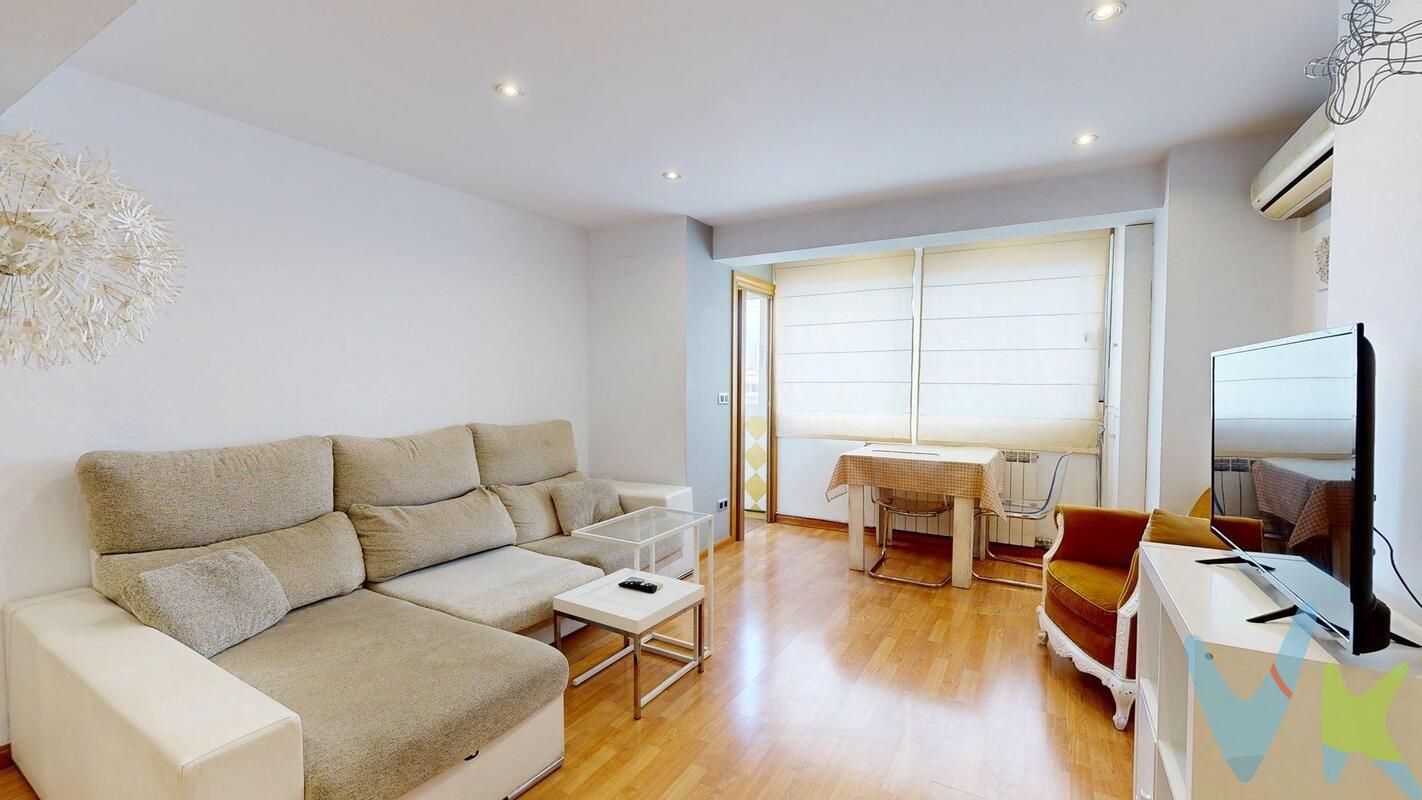 Piso en venta en Paseo Echegaray, junto al puente de Santiago, con licencia de Vivienda de Uso Turístico. En muy buen estado, para entrar a vivir. Piso situado en una de las zonas más céntricas y demandadas de Zaragoza, en el Paseo Echegaray y Caballero, entre el Puente de la Almozara y el Puente de Santiago. La vivienda se distribuye en salón, dos dormitorios, cocina y baño, ofreciendo una distribución cómoda y funcional. Dispone de calefacción individual de gas, la comunidad tiene un coste muy reducido de tan solo 41 € al mes. Aire acondicionado mediante split en el salón. Entre sus características destacan los suelos de tarima, ventanas de Climalit y ascensor en el edificio. Además, cuenta con licencia de Vivienda de Uso Turístico, lo que supone una interesante oportunidad tanto para quienes buscan una vivienda para uso propio como para quienes valoren una propiedad con buena rentabilidad. Una vivienda con una ubicación privilegiada, buenas prestaciones y múltiples posibilidades de uso. ¡No dejes pasar esta oportunidad y ven a visitarla!