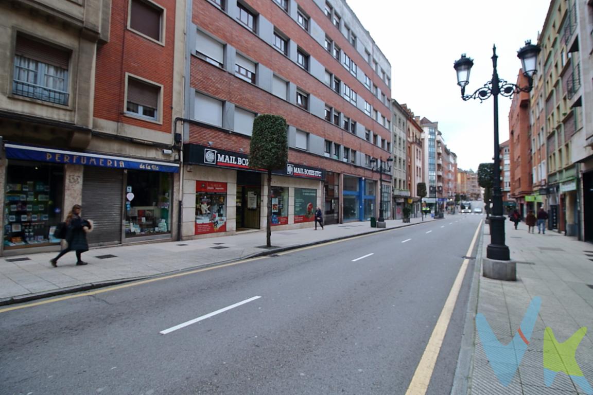  ¿Está buscando un hogar acogedor en Oviedo? Le presentamos un piso en venta que podría ser el hogar de sus sueños. Situado en la  zona de Pumarín, esta propiedad combina comodidad y funcionalidad en cada rincón. Ubicado en la cuarta planta de un edificio que cuenta con ascensor, este piso es perfecto para facilitar su día a día.El inmueble ofrece una distribución que optimiza al máximo sus 71 metros cuadrados útiles, alcanzando un total de 83 metros construidos. Este espacio está diseñado para garantizar un ambiente amplio y luminoso en todas sus estancias, proporcionando una sensación de calidez que invita al bienestar. Cada metro cuadrado está pensado para su confort, desde el hall de entrada hasta las habitaciones.Dos amplias y luminosas habitaciones conforman este encantador piso, ideales para crear su espacio personal y dar rienda suelta a su creatividad. Puede convertir una de las habitaciones en un acogedor dormitorio principal, mientras utiliza la otra como un despacho para trabajar desde casa, o quizás como habitación de invitados. La elección es suya.El salón es un lugar especial donde podrá disfrutar de agradables momentos con familiares y amigos. Sus dimensiones facilitan la disposición de un espacio multifuncional donde acomodar cómodamente un área de estar y una zona de comedor. Dispone de molduras y cornisas de escayola para iluminación indirecta LED , ya que aportan calidez y elegancia al espacio.  Imagínese realizando cenas acogedoras o tardes de película en este atractivo espacio.La cocina, equipada para satisfacer sus necesidades culinarias, también cuenta con una distribución práctica que le permitirá disfrutar de la preparación de sus comidas favoritas. Además, su diseño funcional le hará disfrutar cocinando con comodidad y estilo.El cuarto de baño completo, elegante y funcional, está diseñado para ofrecerle momentos de relajación y comodidad, gracias a su distribución y equipamiento moderno.Una de las habitaciones  y la cocina son ventanas de PVC Climalit,  las del salón y la otra habitación conservan las antiguas ventanas de madera en el interior, y en el exterior se ha instalado un segundo ventanal de aluminio, creando un sistema de doble ventana muy eficaz.Uno de los aspectos más atractivos de este inmueble es su ubicación. Pumarín es una de las zonas más valoradas de Oviedo, con una oferta variada de servicios a su disposición. Encuentre supermercados, farmacias, centros escolares y parques cercanos que facilitarán su día a día y harán que todo esté al alcance de su mano.La conexión con el resto de la ciudad también resulta muy cómoda. Dispondrá de acceso a las redes de transporte público, lo que permite desplazarse rápida y eficientemente a cualquier punto de Oviedo y sus alrededores.Es una inversión que asegura calidad de vida, ideal tanto para quienes buscan establecerse en un lugar tranquilo como para aquellos que desean disfrutar de la cercanía al vibrante centro urbano.No deje pasar la oportunidad de conocer esta interesante oferta. Convenza sus sentidos y recuerde lo importante que es vivir en el lugar correcto. Este piso puede convertirse en su hogar ideal, cumpliendo con cada una de sus expectativas. No dude en contactarnos para concertar una visita. Será un placer mostrarle cada detalle y ayudarle a tomar la mejor decisión.Su futuro hogar le espera en Pumarín, Oviedo. No deje escapar la ocasión de descubrir un lugar que podría ofrecerle todo lo que ha estado buscando. Realice una visita y compruebe por sí mismo la calidad y calidez de este maravilloso piso en venta.EL PRECIO NO INCLUYE HONORARIOS AL COMPRADOR 2%, IMPUESTO DE TRASMISIONES PATRIMONIALES, NOTARIA Y REGISTRO.