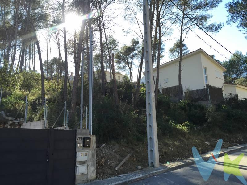 Terreno en compra venta en urbanización Las Colinas, a tan solo 10 minutos de Sitges. Bien comunicado. Zona consolidada. Terreno de superficie 994 m2, edificabilidad 0.5%