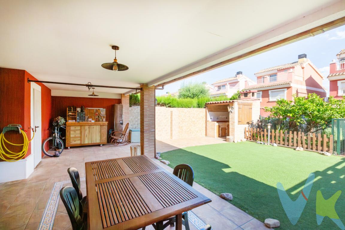 Espectacular chalet en urbanización privada y cerrada, ideal para familias que buscan seguridad, espacio y calidad de vida. Vivienda de dos plantas con 3 habitaciones, 2 baños, aseo, cocina con galería y equipo de tratamientos de aguas para el cuidado de tu salud, salón con chimenea y turbinas de calor, aire acondicionado, buhardilla y terraza privada.Disfruta de un gran jardín con porche y barbacoa totalmente equipada, perfecto para reuniones y momentos en familia. Además, cuenta con un exclusivo garaje para 3 coches y remolque.La urbanización ofrece piscina comunitaria y un ambiente familiar con mucha vida, ideal para disfrutar todo el año con tranquilidad y máxima seguridad.Una casa lista para entrar a vivir. No dejes escapar esta oportunidad._____________ La comercialización del presente inmueble se realiza en régimen de exclusiva, garantizando a la propiedad una gestión profesional, coordinada y sin interferencias externas. Trabajamos bajo el modelo de exclusiva compartida, colaborando activamente con otras agencias y profesionales que representen a posibles compradores o arrendatarios, con el objetivo de maximizar la difusión y las oportunidades de cierre.Por respeto a la propiedad y a sus ocupantes, se ruega no molestar directamente a propietarios o inquilinos. Para cualquier información adicional, concertar visita o plantear colaboración profesional, deberán dirigirse exclusivamente a nuestra oficina.La información contenida en este anuncio (incluyendo superficies, distribución, características, imágenes, planos y precios) tiene carácter meramente informativo y orientativo, no contractual, pudiendo estar sujeta a modificaciones, errores u omisiones sin previo aviso. Las superficies indicadas son aproximadas y no tienen carácter vinculante.El precio publicado no incluye impuestos ni gastos derivados de la operación (ITP, IVA, AJD, notaría, registro, gestoría u otros que legalmente correspondan).En caso de compraventa, los honorarios de intermediación inmobiliaria no están incluidos en el precio y serán satisfechos por la parte compradora de forma independiente, salvo pacto distinto.En caso de arrendamiento, la renta indicada no incluye suministros ni otros gastos repercutibles salvo indicación expresa en el anuncio. Las condiciones económicas y jurídicas definitivas se establecerán en el correspondiente contrato conforme a la normativa vigente. Los honorarios profesionales se aplicarán conforme a la legislación en vigor en el momento de la formalización del contrato.La propiedad podrá ser retirada del mercado o modificada en sus condiciones sin previo aviso, estando la oferta sujeta a disponibilidad.