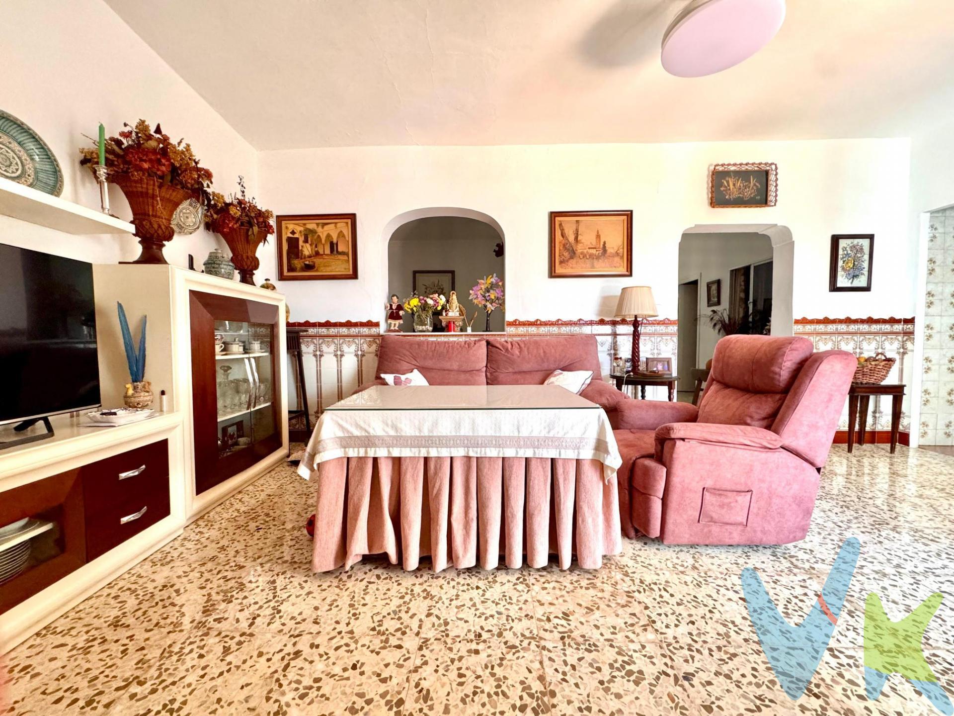 PRECIO DE VENTA: [210.000 + GASTOS] €. Vivienda adosada en planta baja con excelente distribución y gran potencial. La propiedad cuenta con una superficie bien aprovechada que se compone de tres dormitorios, dos amplios salones independientes —uno de ellos habilitado como comedor—, y un baño completo de generosas dimensiones. Dispone de cocina totalmente reformada y recién instalada, equipada y lista para su uso. En la zona exterior encontramos un amplio patio privado que incluye trastero y área de lavadero, aportando funcionalidad y espacio de almacenamiento adicional. La vivienda ofrece además cochera propia, un valor añadido en comodidad y seguridad. Su configuración a dos calles proporciona una óptima ventilación cruzada y gran luminosidad natural en todas las estancias. Cuenta con azotea transitable, ideal como espacio complementario. Ubicada en una zona consolidada, con todos los servicios a su alcance (comercios, centros educativos, transporte público y zonas de ocio). Una oportunidad ideal tanto como vivienda habitual como inversión. En cumplimiento de las obligaciones de información previstas en la Ley 10/2025, de 28 de diciembre, de servicios de atención a la clientela y transparencia, así como en la normativa sectorial vigente, se hace constar que el precio indicado no incluye los gastos e impuestos inherentes a la adquisición, los cuales se desglosan a continuación:. •	Impuesto sobre Transmisiones Patrimoniales (ITP): Se aplicará el tipo impositivo vigente en la Comunidad Autónoma de Andalucía, generalmente el 7% (14.700€), sin perjuicio de tipos reducidos del 3,5%, 1,2% o 1% aplicables según las circunstancias personales del comprador o las características del inmueble). El impuesto se devenga sobre el Valor de Referencia de Catastro o el precio de venta, aquel que resulte superior. •	Gastos de Notaría: Los honorarios notariales se calcularán conforme al arancel oficial regulado en el Anexo I, del Real Decreto 1426/1989, de 17 de noviembre, por el que se aprueba el arancel Notarial. •	Gastos de Registro: La inscripción en el Registro de la Propiedad se facturará según el arancel oficial establecido en el ANEXO I, del Real Decreto 1427/1989, de 17 de noviembre, por el que se aprueba el arancel Notarial. •	Gastos de Gestión (Gestoría): Los honorarios por la tramitación administrativa, liquidación de impuestos e inscripción registral ascienden aproximadamente a [545] € (IVA incluido). •	Honorarios Agencia del Vendedor: incluidos en el PVP. •	Honorarios Agencia del comprador: La agencia prestará los servicios de información, asesoramiento y acompañamiento previstos en el Encargo de Servicios y en el D.I.A. Si solicita servicios adicionales o personalizados, sus honorarios serán informados previamente, de forma individualizada y por escrito, conforme a la libertad de pactos y a la normativa vigente. NO VINCULADOS AL PRECIO DE COMPRA. Para una información exhaustiva sobre el funcionamiento, tipos impositivos y bonificaciones del ITP en Andalucía, puede consultar el portal oficial de la Agencia Tributaria de la Junta de Andalucía en el siguiente enlace:. https://www.juntadeandalucia.es/organismos/economiahaciendayfondoseuropeos/areas/tributos-juego/tributos/paginas/impuestos-cedidos-transmisiones.html; . Documento D. I. A. a disposición del consumidor según Decreto 218/2005 Junta de. Andalucía. 