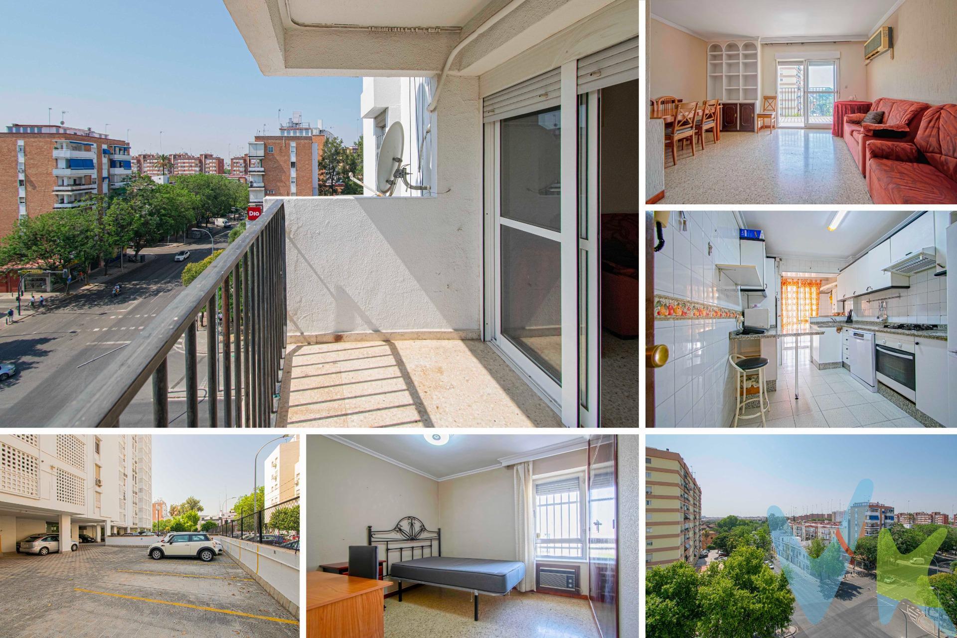 Vivienda en venta en Avenida Ramón y Cajal de 105 m2. Consta de 3 dormitorios (dos de ellos con armarios empotrados y aire acondicionado de split frío/calor), 2 baños (uno de ellos reformado con placa de ducha y otro un aseo), salón-comedor con cierre de climalit, cocina independiente amueblada y equipada con lavadero y despensa, y terraza. La solería es de terrazo y la puerta principal es blindada y acorazada con llave de seguridad. Edificio con ascensor. Ubicación inmejorable. Llámenos sin compromiso para concertar una visita. . CUENTA CON PLAZA DE GARAJE. SE VENDE SIN AMUEBLAR. Informamos a nuestros clientes que el precio de venta no incluye lo siguiente: Honorarios de la agencia inmobiliaria, Impuestos (I.T.P., I.V.A. o A.J.D., en su caso) ni otros gastos de la compraventa (gastos de Registro de la Propiedad, Notaría, Gestoría ni de posible Financiación). Documento F.I.S. a disposición del consumidor según Decreto 218/2005 Junta de Andalucía.