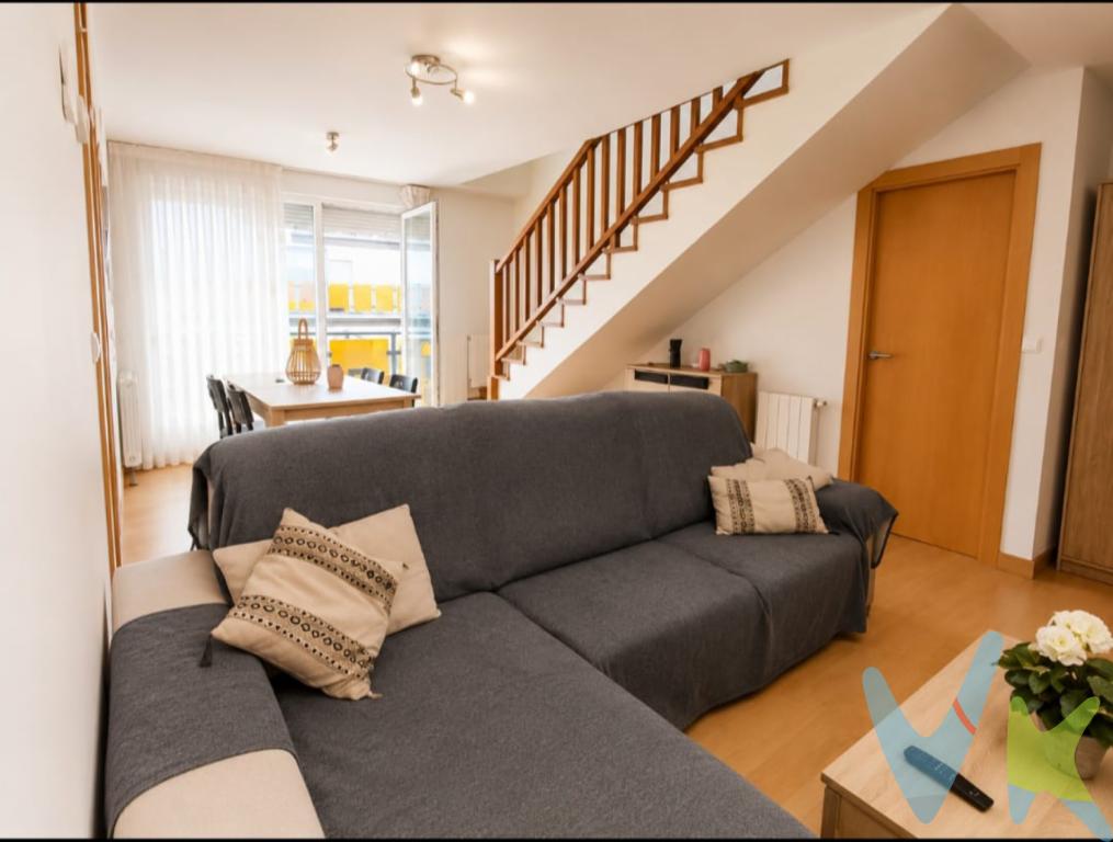 FANTASTICO DUPLEZ CON GRAN TERRAZA, DOS GARAJES Y TRASTERO EN BOO DE PIELAGOS. Se distribuye en dos plantas, en la principal encontramos un amplio y luminoso salón- comedor , cocina independiente totalmente equipada , una habitación y un baño completo con ducha. Tanto el salón como la cocina disponen de un amplio balcón. Al acceder a la planta superior nos encontramos con dos habitaciones más. La principal de generosas dimensiones, y un baño completo con ducha que les da servicio.  Y aquí viene lo que le hace tan especial: las dos habitaciones tienen acceso directo a una gran terraza de aproximadamente 35 m2, un espacio privilegiado para disfrutar al aire libre, tenrer una zona ideal de descanso o compartir momentos inolvidables con familiares y a amigos.La vivienda se encuentra en muy buen estado de conservación,¡¡ lista para entrar a vivir¡¡Como valor añadido , la vivienda cuenta con dos plazas de garaje y un práctico trastero de 6 m2. El edificio en una urbanización privada,cuenta también con ascensor y todos los servicios básicos en las poblaciones cercanas. Esta vivienda tiene una  ubicacíón privilegiada, con acceso rápido a la autovia A-76 y a 15 Km de Santander y Torrelavega. Al comprador se le cobrará el 2 % + IVA de gastos de gestión inmobiliaria.Gastos e Impuestos no incluidos en el precio. Compra sujeta a ITP. El comprador se hará cargo de los costes de la escritura e inscripción en el Registro de la Propiedad. Más información sobre transparencia, impuestos, gastos y condiciones de compraventa en nuestra web www.activanorte.com\"