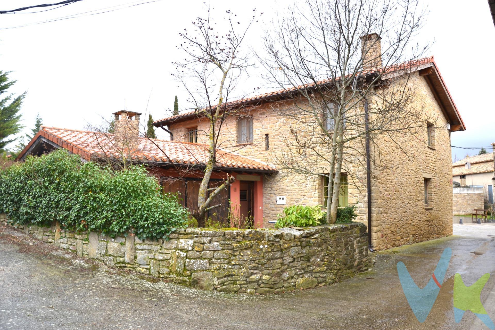 ¡Se Vende Preciosa Casa de Pueblo en Iratxeta, Junto a la Iglesia del Pueblo!. Ubicada en un entorno tranquilo y natural, esta encantadora casa de pueblo en Iratxeta, es un Concejo que pertenece al municipio de Leoz en el Valle de la Valdorba. Se ofrece como la vivienda ideal para aquellos que buscan un hogar espacioso y acogedor, a solo 37 km de Pamplona y a menos de 20 km de Tafalla. La casa, de 235 m² construidos y 218 m² útiles, se distribuye en dos plantas bien diferenciadas:. Planta Baja: Al acceder a la vivienda, nos encontramos con un garaje de 32 m², apto para 1 o 2 vehículos, adyacente a la sala de calderas. Desde aquí, un pasillo distribuidor nos lleva a 5 dormitorios (con superficies que van de los 11,86 m² a los 13,40 m²), lo que proporciona amplias estancias para descansar. Además, la planta cuenta con un baño completo con plato de ducha, ideal para mayor comodidad y funcionalidad. Planta Primera: En esta planta destaca una cocina de 21,19 m², totalmente equipada y espaciosa, perfecta para disfrutar de las mejores recetas familiares. El salón de 32 m², con chimenea, ofrece un ambiente cálido y acogedor, ideal para reuniones y momentos de relax. En esta planta también encontramos el dormitorio principal de 13,41 m², así como un baño completo con bañera, lo que ofrece una excelente opción de confort. Exterior: La propiedad se sitúa en una parcela de 803 m², lo que la convierte en un lugar perfecto para disfrutar del aire libre. El jardín privado, ideal para actividades en familia o con amigos, cuenta con una barbacoa que será el lugar perfecto para disfrutar de agradables veladas. Además, la ubicación de la vivienda, rodeada de naturaleza, garantiza tranquilidad y privacidad. Ubicación: Iratxeta es un pequeño pero acogedor municipio, ideal para quienes buscan escapar del bullicio de la ciudad. A tan solo 37 km de Pamplona y a menos de 20 km de Tafalla, se encuentra perfectamente comunicada y cercana a todos los servicios esenciales. Esta es la vivienda perfecta para quienes desean vivir en un entorno natural, pero cerca de las comodidades urbanas. Si buscas tranquilidad, comodidad y amplitud, ¡no dudes en contactarnos para agendar tu visita! Estaremos encantados de mostrarte todo lo que esta maravillosa propiedad tiene para ofrecerte. ¡No dudes en contactarnos para concertar una visita! Te atenderemos encantados. Datos meramente informativos sin valor contractual. El PVP indicado no incluye impuestos ni gastos de transmisión (ITP, Notaría, Registro..). .    . 