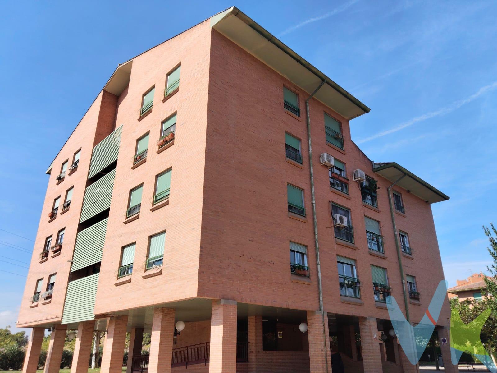 Urbanización Los Pinos justo al lado de la Academia General Militar. ¿Buscas un piso que lo tenga todo? ¡Lo acabas de encontrar!. 🏡 Distribución perfecta para disfrutar en familia:. * Salón muy luminoso. * 3 dormitorios amplios y luminosos, uno de ellos tipo suite con su propio baño para mayor privacidad y un armario empotrado para tener un buen almacenamiento y organización. * Otro baño completo más. * Una cocina con espacio para comer. * Armarios empotrados en los otros dos dormitorios para olvidarte del caos y disfrutar del orden. 💫 Además dispone de ascensor, calefacción central (ideal para los inviernos sin preocuparte de nada). Parking asignado al descubierto, así que olvídate de dar vueltas para aparcar. Zonas ajardinadas donde respirar aire fresco y relajarte. ¡Hasta una pista de fútbol para los más activos de la casa!. 🚍 Y por si fuera poco, tienes parada de autobús en la puerta, con conexión directa a la ciudad. ¡La comodidad total!. ***NOTA HISTÓRICA: La urbanización se construyó para dar alojamiento al personal militar, profesores, familias y trabajadores vinculados a la actividad de la propia Academia General Militar. *****Gastos e impuestos no incluidos. A título orientativo, en segundas transmisiones, el comprador abonará: Impuesto sobre Transmisiones Patrimoniales (ITP), tipo general en Aragón al 8% (*). Base de cálculo: mayor valor entre precio de compraventa o valor de referencia catastral. Gastos de Notaría y Registro: Aranceles variables según precio, número de copias y complejidad; cálculo según tarifas normativas. Si se precisa hipoteca: Tasación, condiciones y costes bancarios según entidad elegida por el comprador; así como gastos de gestoría y cualesquiera otros inherentes a la compraventa. No se incluyen otros gastos o tributos que puedan por Ley corresponder al comprador. Operación sujeta a doble mediación. Existen honorarios a cargo del comprador, salvo pacto en contrario, no incluidos en PVP. El consumidor conforme a la normativa vigente podrá solicitar información y documentación adicional relativa al inmueble, sus características, condiciones de la operación y del servicio de mediación en la oficina y/o a través de nuestro teléfono de contacto o mail. La agencia actúa exclusivamente como intermediaria en la compraventa, cuyas condiciones, en todo caso, estarán sujetas a la aceptación expresa del vendedor del inmueble y posterior formalización del contrato. La información suministrada se corresponde con la disponible a la fecha de publicación, pudiendo variar en función de las circunstancias o actualizaciones legales, contractuales y fiscales. Anuncio de carácter meramente informativo. Para una información exhaustiva sobre el funcionamiento, tipos impositivos y bonificaciones del ITP en Aragón, puede consultar el portal oficial de la Agencia Tributaria Autonómica. Tarifas notariales y registrales reguladas en el Anexo I del Real Decreto 1426/1989 y Anexo I del Real Decreto 1427/1989, respectivamente. Anuncio no vinculante, puede contener errores.