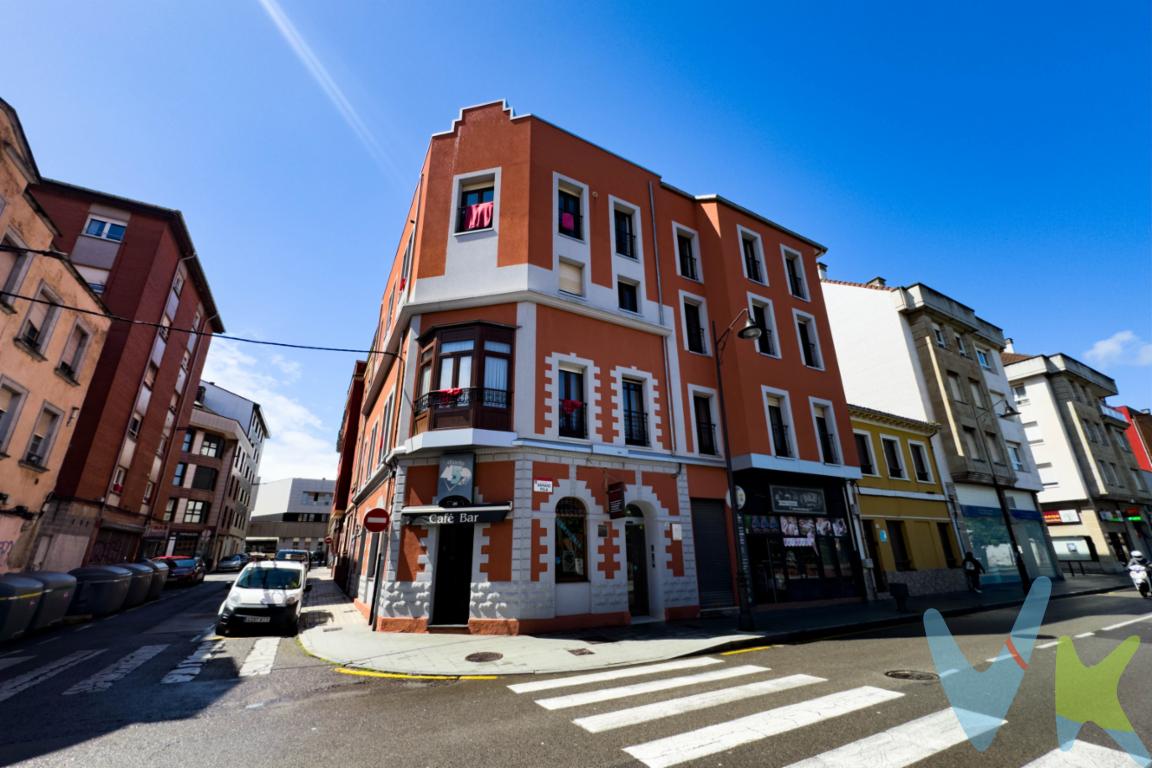 Presentamos esta exclusiva vivienda junto a la playa de Poniente, situada en Calle Mariano Pola nº 45, segunda planta, en una de las ubicaciones con mayor proyección y atractivo de Gijón.Con una superficie construida de 95 m², esta propiedad destaca por su excelente distribución, luminosidad y privilegiada situacion. Sus espacios ofrecen amplitud y confort, distribuyéndose en salón, cocina independiente, tres dormitorios y dos baños completos.La vivienda incluye una plaza de garaje en el precio, situada a escasos metros del portal, un valor añadido imprescindible en una zona cada vez más demandada.El edificio ofrece una imagen cuidada, al igual que el portal, ascensor amplio, reflejando en su conjunto un excelente estado.Situada a pocos metros de la Playa de Poniente, te permite relajarte dando un agradable paseo caminado al centro de la ciudad, y tambien te permite disfrutar de la mejor combinación entre entorno marítimo, vida urbana y calidad residencial.La zona se encuentra inmersa en uno de los procesos de transformación urbana más importantes del Principado de Asturias. Destacan proyectos como Naval Azul, orientado al desarrollo empresarial e innovador vinculado a la economía azul, así como la futura integración urbana derivada del soterramiento ferroviario, que dará lugar a nuevos espacios verdes, viviendas y áreas de expansión moderna para la ciudad.Todo ello convierte esta propiedad en una excelente oportunidad tanto para residencia habitual como para inversión patrimonial de futuro.Además, dispone de excelentes comunicaciones con la autovía y acceso inmediato a todos los servicios: colegios, supermercados, comercios, cines y zonas de ocio.El precio de venta no incluye el Impuesto de Transmisiones Patrimoniales (ITP), gastos de notaría, registro de la propiedad y demás gastos inherentes a la compraventa, ni los honorarios de agencia inmobiliaria a cargo del comprador.Algunas fotografias de este anuncio son una propuesta de reforma realizada mediante home staging virtual con inteligencia artificial, que muestra cómo podría transformarse esta vivienda tras una actualización estética.