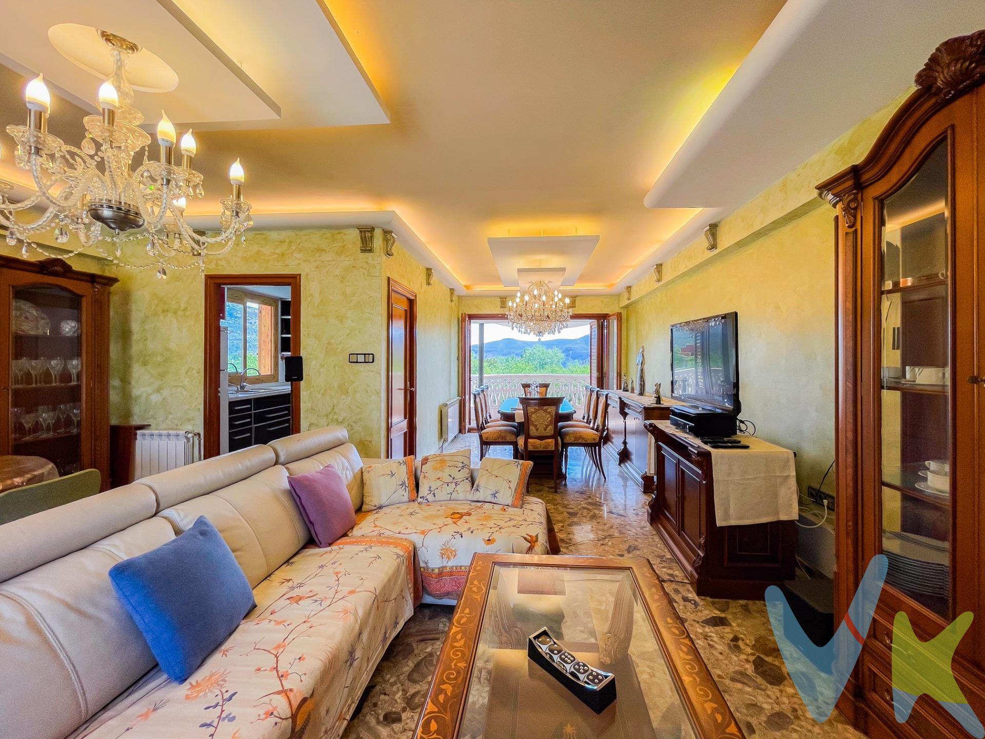 Este magnífico chalet independiente, construido con las mejores calidades, es el lugar donde la comodidad y la naturaleza se unen en perfecta armonía. Planta Principal:. Salón Comedor: El salón comedor señorial, con su imponente chimenea, te invita a crear recuerdos inolvidables junto a tus seres queridos. Un espacio amplio y acogedor, ideal para momentos de calidez y alegría. Terraza Exterior: Imagina disfrutar de comidas y cenas al aire libre en una amplia terraza, con salida a un balcón que ofrece vistas despejadas a todo el valle. Un escenario perfecto para contemplar la belleza del entorno natural. Cocina: La amplia cocina, equipada con despensa, está diseñada para inspirar tus mejores creaciones culinarias. Un lugar donde el arte de cocinar se convierte en una experiencia compartida. Baños: Dos baños completos, pensados para tu máxima comodidad y bienestar. Habitaciones: Tres habitaciones dobles, luminosas y acogedoras, todas con armarios empotrados. Espacios diseñados para ser tus santuarios personales, llenos de luz y tranquilidad. Garaje: Un amplio garaje a pie de calle, que proporciona comodidad y seguridad, con espacio suficiente para varios vehículos y almacenamiento adicional. Buhardilla:. Acceso: Una encantadora escalera de caracol te lleva a la buhardilla. Espacio Multifuncional: Este espacio puede ser transformado en una cuarta habitación o en un área de ocio personalizada, ya sea un estudio artístico, un gimnasio o una sala de juegos. Exteriores:. Con dos terrenos urbanos que suman un total de 1.497 m², las posibilidades son infinitas. Desde la creación de un jardín exuberante hasta la construcción de una piscina privada o una segunda vivienda, este espacio exterior es un lienzo en blanco para tus sueños. Este chalet no es solo una propiedad, es un estilo de vida. Construido con materiales de alta calidad y un cuidado meticuloso en cada detalle, es un hogar listo para acoger nuevas historias y recuerdos inolvidables. ¡No dejes pasar esta oportunidad única! Contáctanos hoy mismo para más información y para programar una visita. . VENTA:. PVP 200.000€.  Gastos e impuestos no incluidos en el precio. La compra conlleva impuestos y gastos de formalización para el comprador. A título orientativo se informa que en segundas transmisiones el  ITP  con carácter general en  Valencia  es del 9%, pudiendo existir otros tipos impositivos atendiendo a  las circunstancias  personales del comprador u otras circunstancias previstas legalmente. Base imponible del impuesto el mayor valor entre el precio de compraventa, la tasación o el valor de referencia catastral. En cuanto a los gastos de  notaría y registro, en su caso,  suelen oscilar aprox; entre 1,5% y 2,5% (aranceles variables según precio, n.º de copias y complejidad). El comprador elige notario. Si el comprador precisase de  hipoteca: tasación, condiciones y costes bancarios serán según entidad elegida por el comprador, así como los gastos de gestoría, y cualesquiera otros gastos inherentes a la formalización de la compraventa que legalmente correspondan a la parte compradora, salvo pacto expreso en contrario con el vendedor. El consumidor tiene,  conforme a la normativa vigente, a su disposición información y documentación adicional relativa al inmueble y condiciones de la compraventa, que podrá ser consultada en C/Joaquín Costa 4, bajo 46005 Valencia o urbe2@remax. Honorarios de mediación inmobiliaria a cargo del  COMPRADOR: (3% del precio final de venta más IVA (21%), salvo otro pacto.); y  de VENDEDOR (según acuerdo con el mismo). Se informa al consumidor que la agencia actúa como intermediaria inmobiliaria en la operación, estando cualquier eventual compraventa y sus condiciones sujeta a la aceptación expresa del propietario-vendedor y a la posterior formalización del correspondiente contrato.