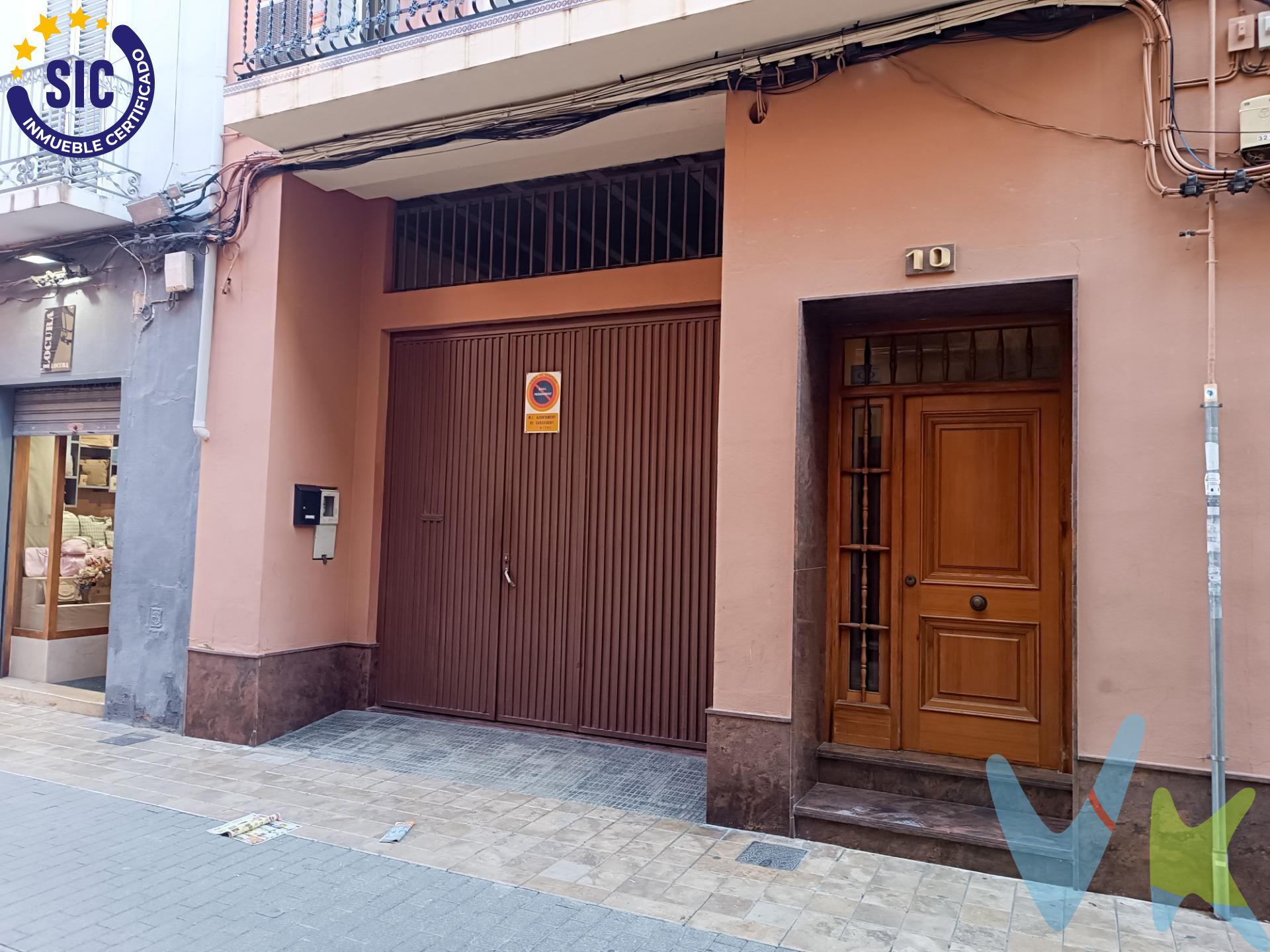 ¡Oportunidad única para tu negocio! . Se vende amplio local comercial de aproximadamente 300 m², situado en pleno centro de Carcaixent, en la conocida calle Padre Marchena, una de las vías más transitadas y comerciales de la ciudad. Ubicado en una zona estratégica, rodeado de los principales bancos, comercios, colegios, farmacias y justo al lado del Mercado Municipal, lo que garantiza un flujo constante de peatones todos los días. Este espacio versátil es ideal para múltiples usos: supermercado, franquicia, tienda de moda, gimnasio, clínica, academia, oficina o cualquier otro negocio que necesite visibilidad y afluencia de clientes. . Características destacadas:  300 m² de superficie diáfana para adaptar a cualquier actividad, ubicación altamente comercial y con gran visibilidad. Si buscas un local con alto potencial de negocio en la mejor zona de Carcaixent, aprovecha esta oportunidad. ¡Contacta con nosotros para más información y visitas!. La descripción del presente inmueble e imágenes tienen mero carácter informativo y en ningún caso carácter contractual, pudiendo ser modificados por la inmobiliaria comercializadora sin que ello implique responsabilidad alguna frente a terceros. En el precio de venta a público, esta propiedad NO incluye los gastos de adquisición (Notario, registro, gestión, honorarios, etc…).