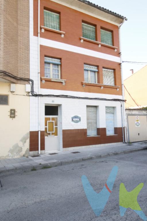 .Un edificio con jardín o solar
Propuesta de inversión para crear una estilo de vida o un proyecto de inversión 
El Concejo de San Martín del Rey Aurelio forma un conjunto que contiene:

Un entorno natural cuidado
Un valioso patrimonio industrial, legado de un pasado minero.
Yacimientos arqueológicos
Una gastronomía con tradición, fiestas y folclore 
2 Centros Culturales de referencia en Asturias; el Museo de la Minería y la Industria y el Pozo Sotón, que acercan a los visitantes la cultura minera sustento en el municipio y que se mantiene en el ADN del concejo.

Conoce la web de turismo del Ayuntamiento de SMRA 

Este edificio de tres pisos con parcela de 130 m2 aprox. en venta en Blimea, San Martín del Rey Aurelio, Asturias, es una opción de negocio o una oportunidad de vivir en familia.
Su soleada orientación y su ubicación en el municipio, en una amable y tranquila zona que linda con el entorno rural convierte a esta propiedad en una interesante propuesta de inversión inmobiliaria. Su reforma integral incluido el tejado  te permite poder ejecutar una reforma diseñada a la medida de tu proyecto. 
Llámanos y ven a conocerlo.
El precio de la propiedad no incluye los gastos de impuesto de transmisiones patrimoniales, notariales ni de registro