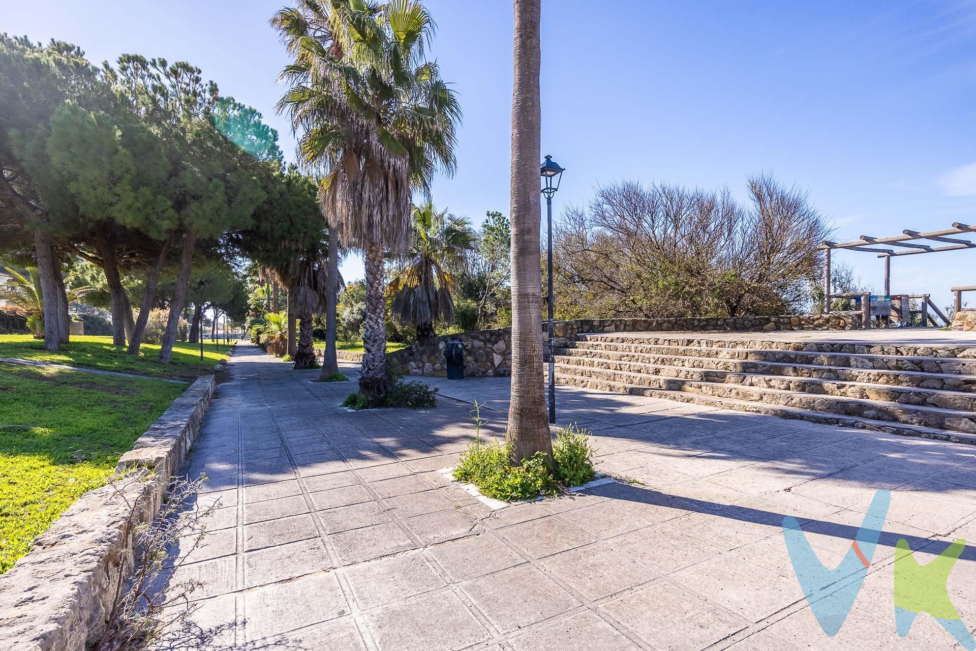 🏡 Un estilo de vida único cerca del mar, en El Puerto de Santa María. Si deseas disfrutar de una vida relajada en un entorno privilegiado, esta vivienda  de 157 metros de superficie construida y 202 metros de parcela, te ofrece todo eso y mucho más.  Ubicada en una urbanización privada, con piscina comunitaria, zonas ajardinadas y a solo 190 metros de la playa . Su distribución permite aprovechar al máximo cada estancia, ofreciendo un equilibrio perfecto entre espacios de convivencia y áreas privadas:. PLANTA BAJA:. Salón amplio con chimenea, un espacio acogedor para disfrutar en familia. Cocina equipada que cuenta con servicio de gas ciudad. Un dormitorio y un baño completo, una gran ventaja para quienes necesitan una habitación en la planta baja, ya sea para invitados, familiares mayores o incluso como despacho. PRIMERA PLANTA:. Cuatro dormitorios, todos con armarios empotrados. Dormitorio principal con baño en suite. Baño adicional dando servicio al resto de habitaciones. Más allá de su excelente ubicación y distribución, esta vivienda cuenta con una serie de extras que aumentan su confort y seguridad:. ✔ Aire acondicionado centralizado en cada planta, garantizando una temperatura agradable en cualquier estación del año. ✔ Suelos de mármol, que aportan elegancia y frescura a los espacios. ✔ Sistema de alarma, para ofrecer tranquilidad y seguridad a toda la familia. ✔ Trastero, ideal para almacenar todo lo necesario sin ocupar espacio en la vivienda. A pocos minutos encontrará supermercados, colegios, centros de salud, farmacias y una variada oferta gastronómica, Además, la cercanía con el centro de El Puerto de Santa María permite acceder fácilmente a zonas de ocio, comercios y transporte público. . ¡Una oportunidad única para quienes buscan calidad de vida a pocos metros del mar!. Para más información o concertar una visita, no dude en ponerse en contacto con nosotros. SE VENDE SIN AMUEBLAR. Informamos a nuestros clientes compradores que el precio de venta no incluye lo siguiente: Honorarios de la agencia inmobiliaria, Impuestos (I. T. P. , I. V. A. o A. J. D. , en su caso) ni otros gastos de la compraventa (gastos de Registro de la Propiedad, Notaría, Gestoría ni de posible Financiación). Documento D. I. A. a disposición del consumidor según Decreto 218/2005 Junta de Andalucía.
