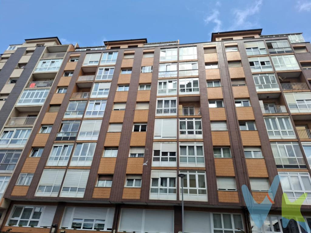Muy cerca de la Plaza de Toros y a cinco minutos de la Playa de San Lorenzo, os traemos esta nueva exclusiva. Se trata de un piso ubicado en una sexta planta, para el que, junto con nuestro equipo hemos pensado en distintas posibilidades, desde una apuesta más tradicional a una más moderna y abierta, Actualmente dispone de un salón, cocina independiente, dos dormitorios y un baño con ventana. Tiene mucha luz y la parte que da a la calle está orientada al sur, aunque por su altura toda la vivienda es luminosa. El edificio cuenta con ascensor, la calefacción es eléctrica y el agua caliente sanitaria de gas natural. El portal se ha reformado recientemente y se han eliminado las barreras arquitectónicas. Con una perfecta comunicación con toda la ciudad mediante autobús, tiene en su alrededor, colegios, centros de salud, supermercados, comercio de proximidad, zonas verdes...., en fin lo necesario tanto para quienes busquen su vivienda habitual, como para quienes quieran tener una segunda residencia en una ciudad súper deseada cómo Gijón!!! Estamos seguros que os gustará. Lo vemos?En el precio del inmueble no se incluyen los gastos de Notaría, Registro e Impuestos asociados a la operación.