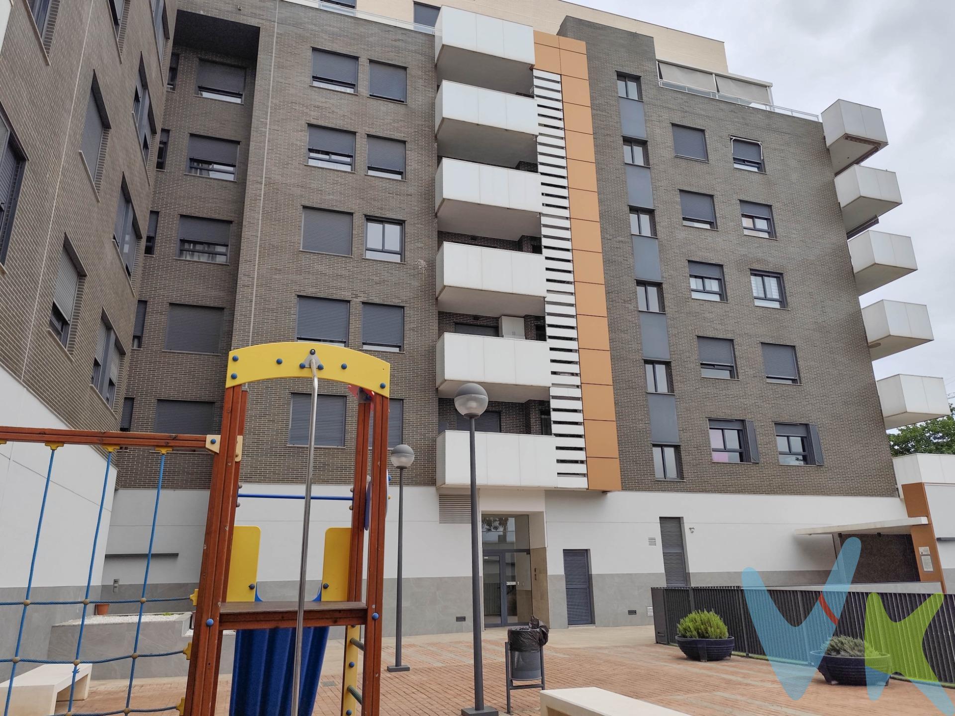 A veces, lo que enamora no son los metros, sino las posibilidades. Este pequeño ático dúplex de dos habitaciones guarda un secreto: una terraza perfecta para desayunar al sol, leer con la brisa o brindar bajo las estrellas. Y cuando quieras refrescarte, no tendrás que ir muy lejos: en la zona comunitaria te espera una piscina para disfrutar del verano como se merece. Un hogar fácil de mantener, lleno de luz y con espacios que invitan a vivir despacio. Más que un piso, es tu pequeño refugio en lo alto. *Nota: Agencia Registrada con el Nº 1018 en el Registro Obligatorio de Agentes Inmobiliarios de la Comunitat Valenciana. Puede consultar en la web de la GVA. La oferta está sujeta a cambios de precio o retirada del mercado sin previo aviso. En el precio de venta no están incluidos el impuesto del ITP, gastos de Notaría, los honorarios de agencia y los gastos de financiación, si la hubiese. Este anuncio no es vinculante, puede contener errores, se muestra a titulo informativo y no contractual*. *Por mandato expreso del propietario, comercializamos este inmueble en exclusiva, lo que le garantiza el acceso a toda la información, a un servicio de calidad, un trato fácil, sencillo y sin interferencias de terceros. Por este motivo, se ruega no molestar al propietario, a los ocupantes de la propiedad o a los vecinos. Muchas gracias por su comprensión. Si usted es agente inmobiliario y tiene un cliente para este inmueble, llámenos: estaremos encantados de colaborar. *. *Nuestro departamento financiero puede conseguir tu financiación. ¡ Consúltanos! *.