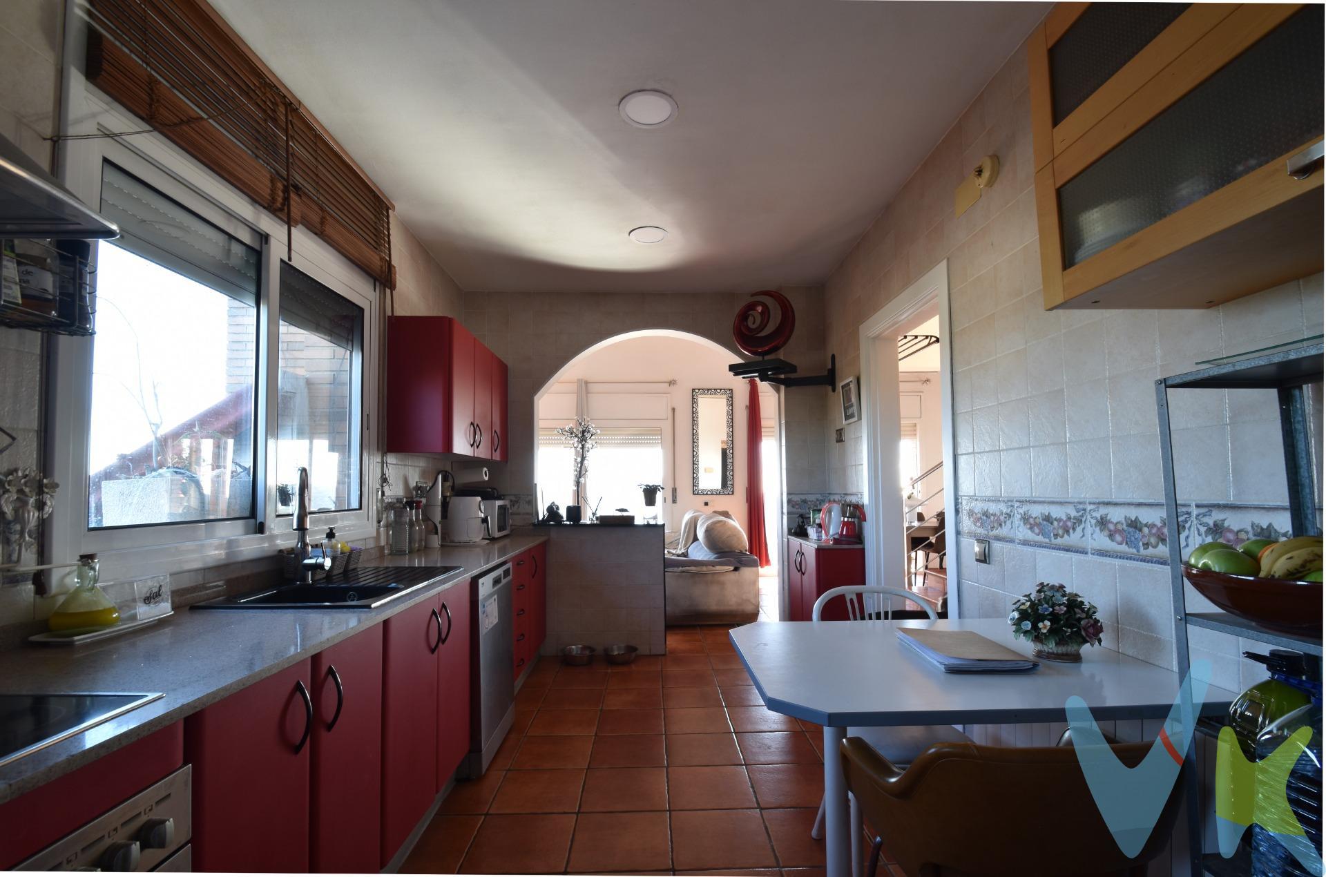 Espectacular casa de diseño con piscina cerca de Sitges y Barcelona. Se vende impecable propiedad moderna de 340 m² construidos sobre una parcela de 457 m². Una vivienda que destaca por su amplitud, luminosidad y preciosas vistas. Zona de día con salón-comedor de concepto abierto con un elegante altillo, acceso directo a balconada de preciosas vistas con porche  y un patio equipado con barbacoa. En la zona de descanso, una suite que incluye vestidor, baño doble y acceso a solárium privado, más tres dormitorios. Con piscina privada, garaje espacioso para dos coches y calefacción por gasoil. Ubicación en entorno residencial privilegiado. A 5 min del centro de la población, a 15 min de la costa (Sitges) y 40 min de la capital. Estado impecable, lista para entrar a vivir. Venga a visitarla y déjese cautivar por sus vistas y acabados. El precio no incluye impuestos (ITP, IVA y AJD), ni los gastos de notario ni los de registro. Cédula habitabilidad CHB00418722001. Certificado Energético: Referencia 4HT70RQWZ  Consumo de energia E 209 Kwh/m² año Emisiones E 54 Kg CO2/m² año. . . 