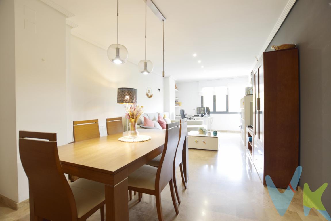 ¿Te gustaría vivir en uno de los complejos más grandes de la ciudad de Valencia? Las viviendas aquí vuelan y no es para menos, ambiente de vida familiar. Complejo de más de 400 viviendas que conforman 10 torres del residencial, ubicado en la calle Alfahuir y con unas zonas comunes muy destacables para mejorar la calidad de vida de los residentes. Comenzamos: dos piscinas, una de ellas para los más pequeños de la casa, 2 pistas de pádel, una zona infantil, un club social para eventos, zonas ajardinadas y conserje 24 horas. ¿Qué más se puede pedir?  Además hay dos ascensores para cada uno de los bloques. La casa te encantará, es amor a primera vista, toda exterior, muy luminosa, con ventilación cruzada Y orientación noreste. La vivienda está situada en una primera altura, tiene una superficie de unos 95 metros construidos, delimitando muy bien la zona de día y la de noche, sin casi pasillo y con dos baños, uno de ellos en la habitación principal. Desde el salón comedor se accede a un balcón perimetral de unos 5m2, con vistas a la zonas comunes ajardinadas, verde que te quiero verde. La vivienda es perfecta para parejas o \"single\" que inician una vida en común o  incluso seniors que quieren estar cerca de sus hijos. El complejo está situado frente al Centro Comercial Arena, cerca del parque de Orriols, de más de 40.000m2, ideal para desconectar o junto al estadio del Levante U.D. Además vivirás rodeada de todo tipo de servicios, tiendas, supermercados y con una gran oferta en restauración, educativa y cultural. No te preocupes por los armarios, uno en cada uno de las 2 habitaciones, además hay calefacción por conductos, aire acondicionado, suelo de mármol y puerta blindada, entre otros.  Vivirás en la zona de Alfahuir, a 20 minutos andando del centro, cerca de las universidades, buena comunicación por transporte público, varias líneas de bús de la EMT, así con acceso rápido en coche a la Ronda Norte (Avda Hermanos Machado). Se incluye plaza de garaje con la vivienda en segundo semisótano. Seguro que te apetece visitar esta oportunidad, difícil encontrar una vivienda aquí. Así que llámanos y hablamos¿Te gustaría enterarte en primicia de nuestros inmuebles en alquiler y venta? En VIVEKU.ES los publicamos con unos días de antelación.Contamos con 30 años de experiencia acreditada y nuestro objetivo es garantizarle un servicio de compra humano, ético, de calidad, fácil y seguro. Nuestro equipo lo integran agentes con la titulación AIR (Agente Inmobiliario Registrado) y Agentes Certificadores de la categoría Premium en certificación de inmuebles y debidamente registrados en el Registro de Agentes de Intermediación de la CV (RAICV 0743). Consulte en nuestras reseñas de Google lo que opinan los clientes que ya han trabajado con nosotros.El precio NO incluye: Impuestos, gastos de Notaría, registro y honorarios de inmobiliaria. 