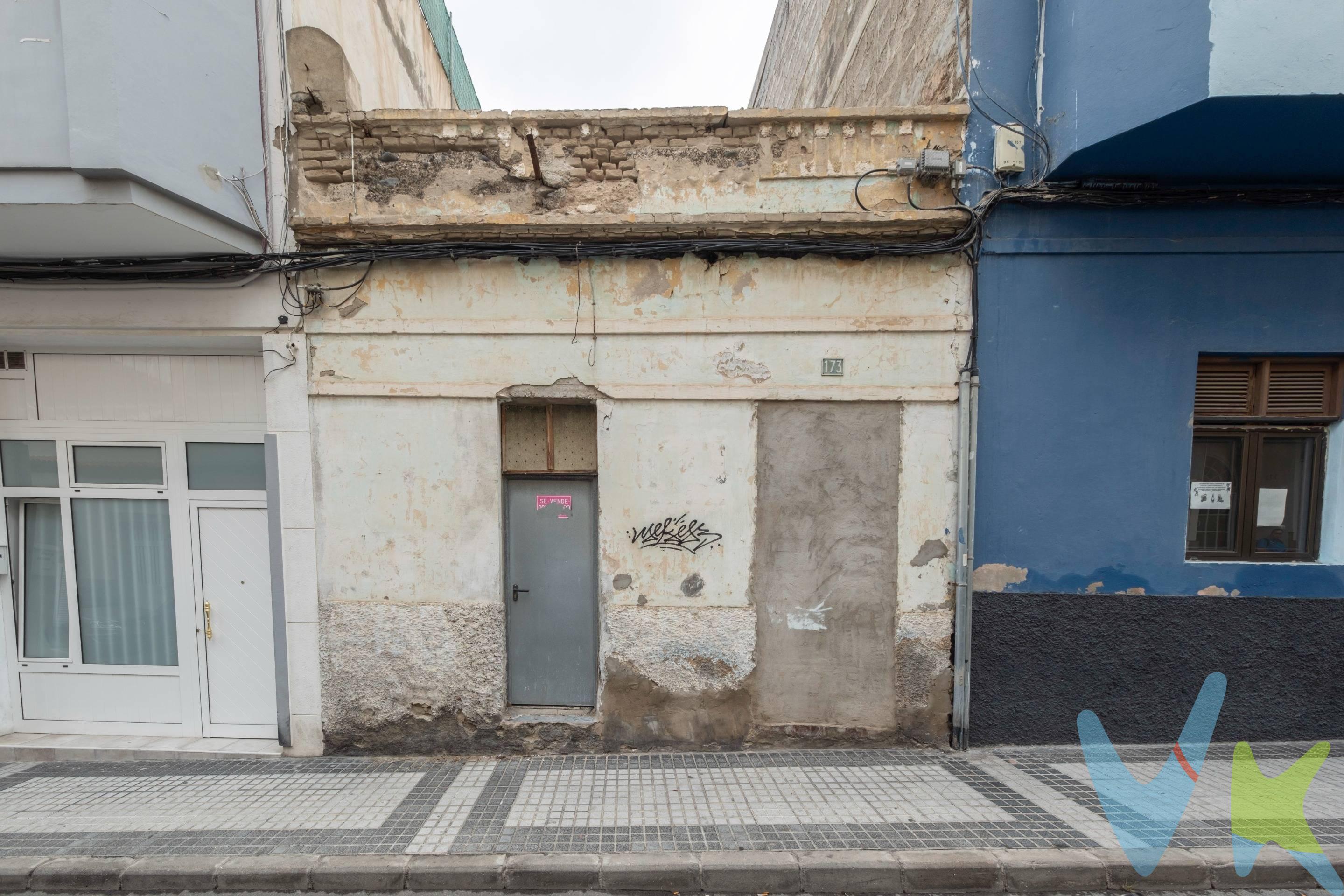 Se vende solar urbano situado en la Calle Pío Coronado nº 173, en una de las zonas más consolidadas del barrio de Schamann. La parcela cuenta con una superficie aproximada de 100 m², con 5 metros de fachada y 20 metros de fondo, ideal para la construcción de una vivienda unifamiliar o pequeño edificio residencial. Actualmente existe una edificación que se podría reformar o aprovechar parcialmente, ofreciendo distintas posibilidades según el proyecto que se desee realizar. Calificación: Norma Zonal Bt. El uso principal es residencial, pero también cuenta con usos complementarios permitidos como garaje, pequeño comercio, oficinas, entre otros. Zona tranquila y bien comunicada, próxima a todo tipo de servicios, transporte público, comercios y colegios. Perfecta para quienes buscan construir una vivienda propia o desarrollar un pequeño proyecto inmobiliario en un entorno urbano consolidado.