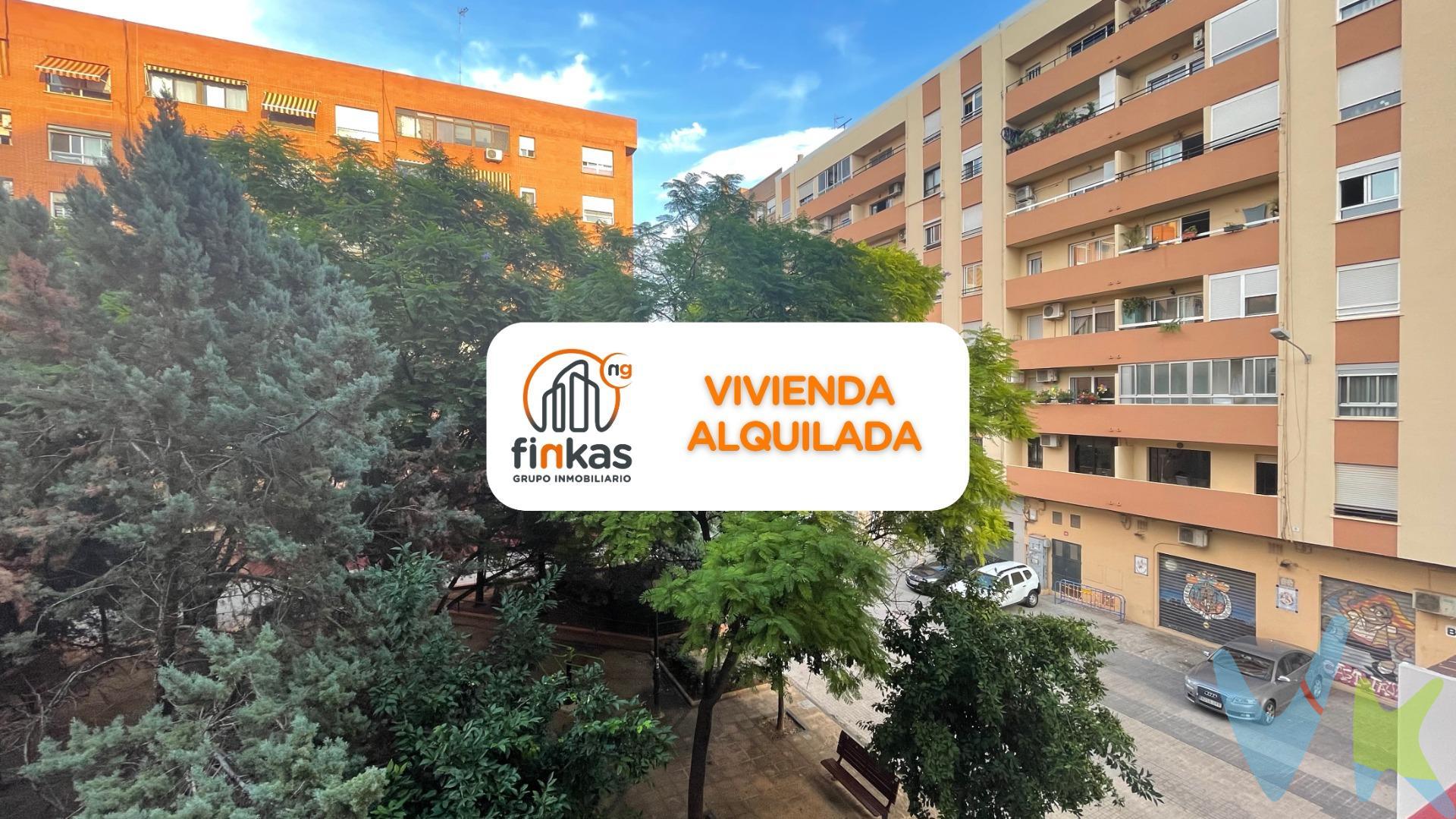 ** Vivienda arrendada con seguro desde febrero de 2023 hasta máximo febrero de 2028** **VPO en vigor**. Si estás buscando una vivienda IDEAL en Benimaclet y no tienes prisa por ocuparla, esta es tu ocasión! Se trata de una vivienda que actualmente se encuentra arrendada como vivienda habitual de una familia que abona una renta de 1.030 euros al mes y cuenta con seguro de alquiler. No podrás hacer uso de ella inmediatamente pero, ¡vaya futuro te espera! . Hablamos de una segunda planta con ascensor en la plaza Enrique Ginesta, zona peatonal al lado de la parada de metro de Machado y con fácil acceso y salida hacia las grandes vías. La ubicación es inmejorable. . Actualmente disponde de un amplio salón comedor con la cocina incorporada, cuatro dormitorios y dos baños (uno de ellos en suite). Tanto el salón como dos de los dormitorios son exterior a la zona peatonal y otros dos dormitorios y la cocina lo son a la parte interior de la finca. . Está totalmente reformado hace apenas dos años. Como extra; el salón comedor dispone de un amplio balcón exterior al parque. ¡Qué relax!. Lo dicho. Si estás buscando una vivienda para el futuro en Benimaclet, esta puede ser muy buena oportunidad! No lo dudes y ven a visitarla cuanto antes. ***. Agencia Registrada con el Nº 112 en el Registro Obligatorio de Agentes Inmobiliarios de la Comunitat Valenciana, según el DECRETO 98/2022, de 29 de julio, del Consell, por el que se regula el Registro de Agentes de Intermediación Inmobiliaria de la Comunitat Valenciana. La documentación del inmueble ha sido revisada y estimamos que reúne todos los requisitos necesarios para ser comercializado. El precio ofertado no incluye impuestos, gastos de compraventa ni honorarios de la agencia inmobiliaria. Las medidas aquí expuestas han sido obtenidas del Catastro. El anuncio no es vinculante, puede contener errores. ¿Tienes alguna duda? Consúltanos. ***. Los vendedores han confiado en este equipo para gestionar la venta del inmueble de forma exclusiva. Como no puede ser de otra forma, garantizamos un servicio de calidad, actuando en todo momento de forma transparente, ética y profesional. Así pues, se ruega la no interferencia de terceros, y sobre todo, no molestar a los propietarios, a los ocupantes del inmueble o a los vecinos. Muchas gracias por tu comprensión. No obstante, si eres agente inmobiliario y quieres visitar la vivienda con un cliente, no dudes en contactar. Estaremos encantados de colaborar. Juntos, sumamos. 