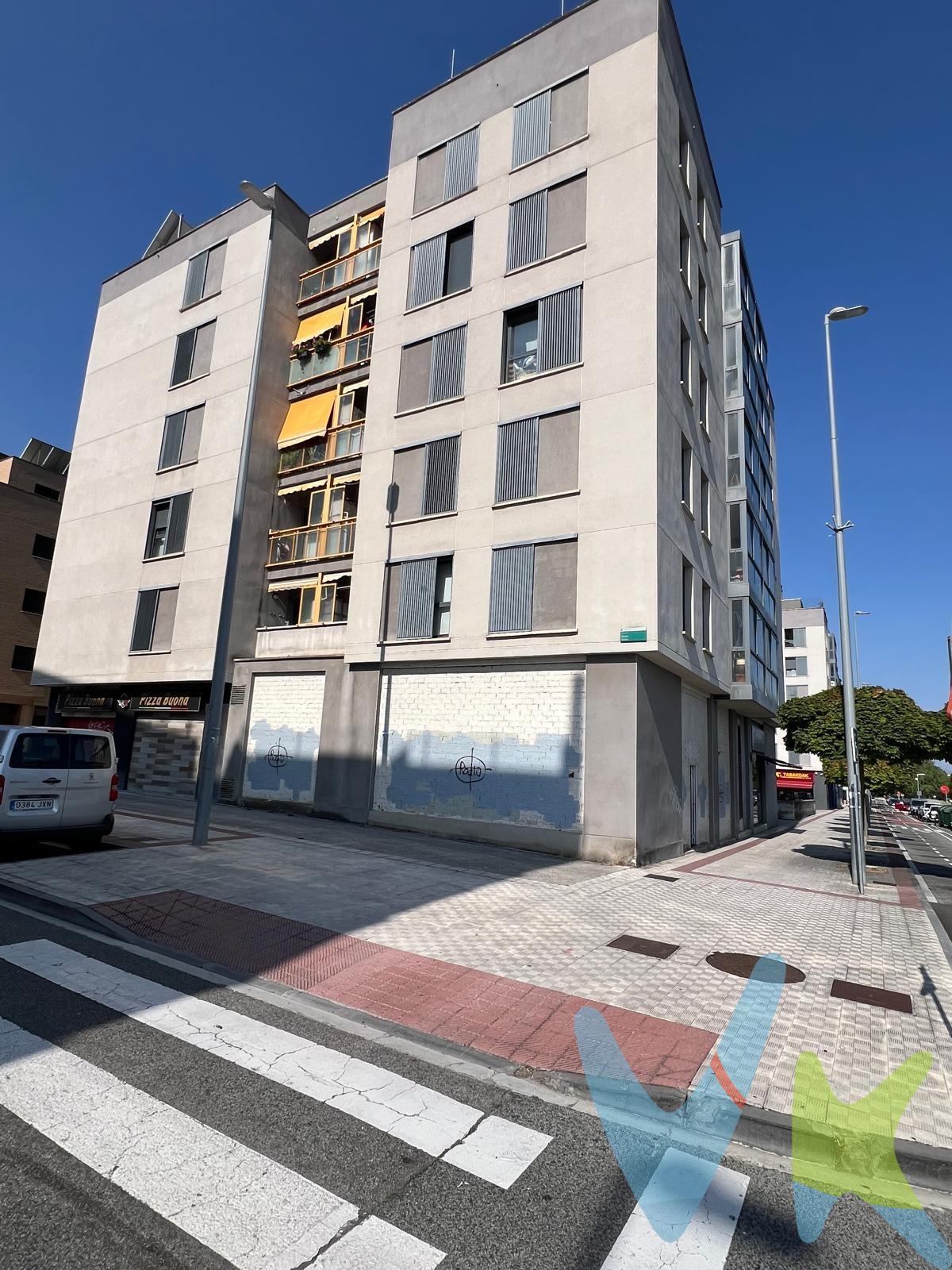 Local de obra ubicado en una estratégica esquina, haciendo chaflán entre las calles Reino de Navarra y Uralar, en pleno corazón del barrio comercial de Sarriguren. Con una superficie total construida de 123m2 y útil de 98,47m2, este espacio ofrece múltiples posibilidades para el desarrollo empresarial. Su proximidad a puntos destacados como la panadería Taberna garantiza un flujo constante de clientes potenciales. Ideal tanto para emprendedores locales como inversionistas buscando consolidar su presencia en zonas con alto tránsito peatonal y de vehículos. Este es sin duda una oportunidad única para aquellos interesados ​​en maximizar su inversión.