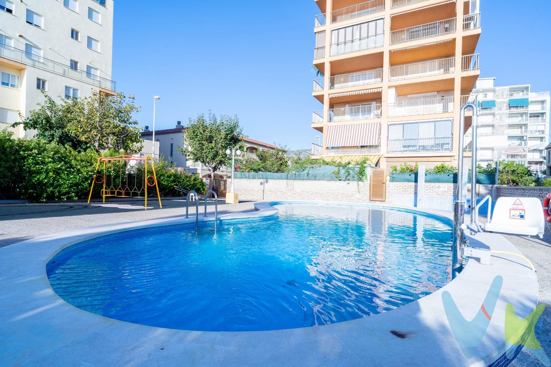Les presentamos este atractivo apartamento listo para entrar a vivir, situado en una ubicación privilegiada con impresionantes vistas a la playa Morro de Gos. Consta de dos habitaciones y un baño completo que ofrece comodidad y privacidad. La cocina independiente está bien equipada y se complementa con una hermosa terraza donde podrá disfrutar del aire fresco mientras contempla las impresionantes vistas . Además, cuenta con plaza de parking dentro del mismo edificio para su comodidad. Este complejo residencial incluye diversas comodidades como una refrescante piscina ideal para los cálidos días estivales, perfecta para relajarse o socializar junto a amigos y familiares durante las vacaciones; igualmente dispone de pista de tenis si busca mantener un estilo activo. No pierda esta magnífica oportunidad: ¡agende su visita hoy mismo!