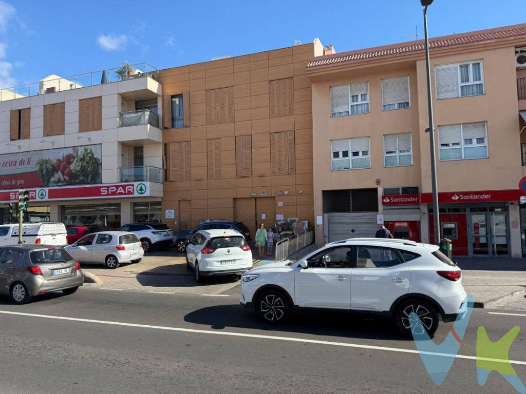 Fantástica plaza de garaje en la zona privilegiada de Arguineguín, en el edificio Casas Rosas. Justo al lado del Spar de Arguineguín, el ayuntamiento, la farmacia , iglesia y en la carretera general hacia Mogán. Junto a esta plaza de garaje tienes un trastero de 4 metros cuadrados para poder dejar todo lo que sobre de casa y alivio para almacenar. Fácil acceso con puerta automática y salida directa a la calle principal. Ven y presentanos tu oferta.