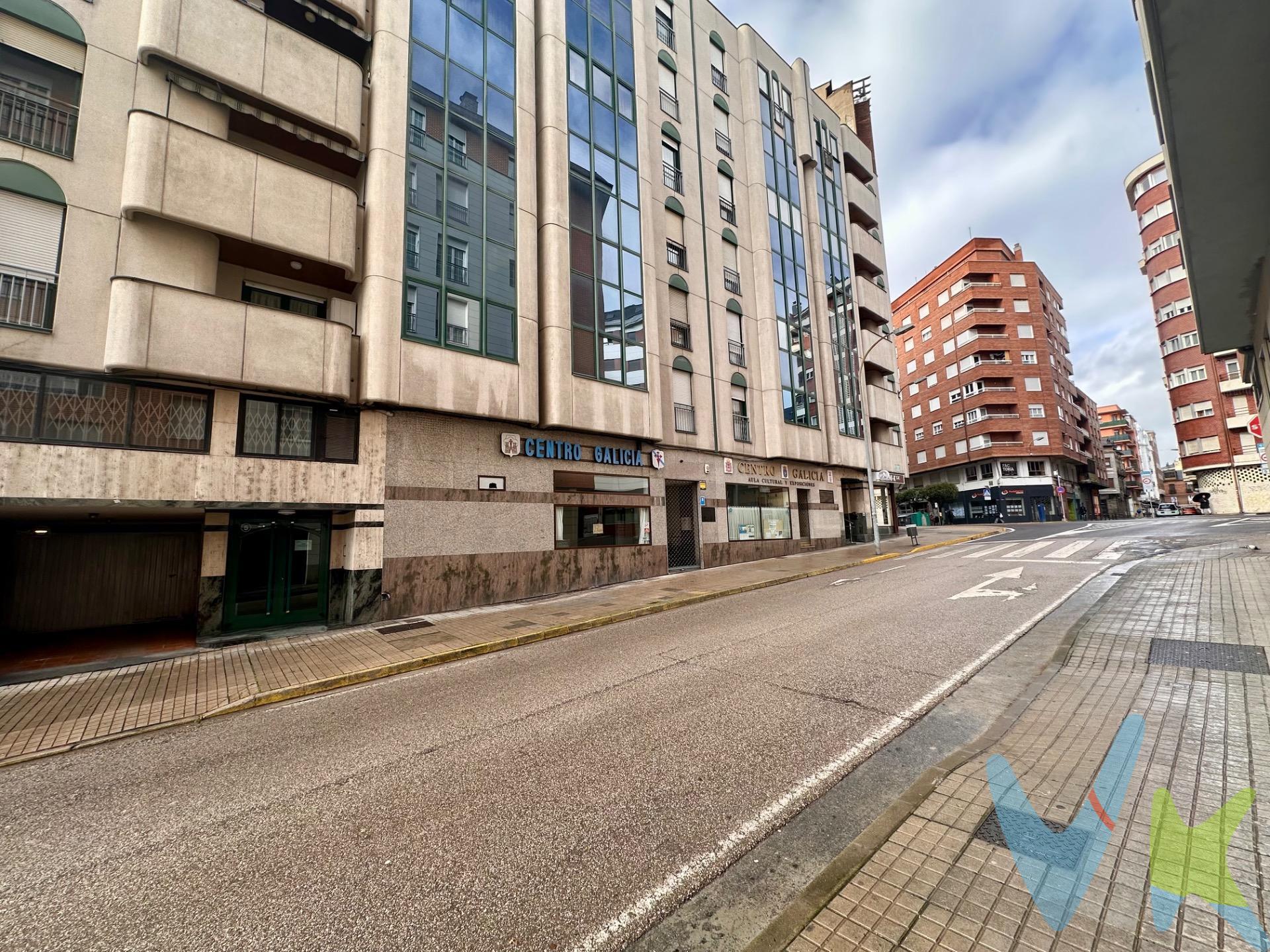 Vivienda ubicada en la 1º planta de un bloque de viviendas de 1993  en pleno centro de Ponferrada. Esta excelente vivienda te ofrece la comodidad de tener todos los servicios cotidianos a pie de calle: supermercados, colegios, zonas verdes, transporte público y mucho más. . La propiedad cuenta con 154 m² construidos, distribuidos de manera funcional para aprovechar cada rincón. Destaca su gran terraza de 50 m², perfecta para disfrutar del sol de la tarde, ya que tiene orientación oeste, al igual que la cocina independiente con acceso a esta terraza y las dos habitaciones dobles que vierten luces al patio interior. La zona de día se compone de un luminoso salón- comedor orientado al este, al igual que la habitación principal tipo suite, que dispone de baño completo con bañera y armario empotrado. Completa la vivienda un baño completo con bañera, y una despensa. La calefacción y ACS se produce por acumuladores eléctricos y termo eléctrico. Además, incluye una plaza de garaje cerrada en planta sótano, un trastero de aproximadamente 15 m² también en sótano y un desván de unos 7 m² en bajo cubierta, ideales para almacenamiento adicional. 