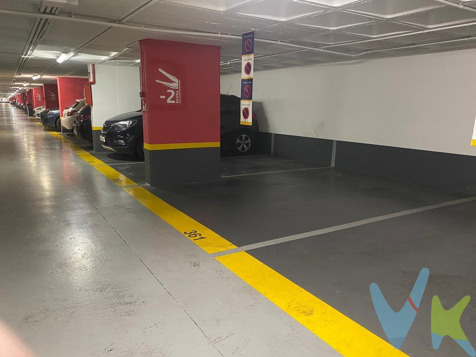 Presentamos una excelente oportunidad para alquilar una plaza de parking ubicada en la codiciada Avenida Al Vedat, en el municipio de Torrent de gran tamaño, ya que tiene unas medidas de 4,50 de largo x 3,10 de ancho. Este espacio destinado a estacionamiento se ofrece al atractivo precio mensual de solo 80 euros. Su ubicación estratégica proporciona un acceso inmejorable tanto al centro urbano como a las principales vías que conectan con otras áreas importantes. La propiedad no presenta ningún tipo de conservación necesaria ni requiere adaptaciones previas por parte del arrendador o futuro usuario; está lista para ser utilizada inmediatamente tras formalizar el contrato correspondiente. Ideal para residentes locales o trabajadores que buscan seguridad y comodidad al momento de estacionar sus vehículos diarios.
