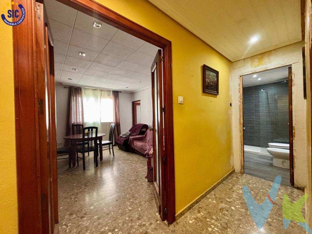 Racasa Marva te presenta en EXCLUSIVA este magnifico y  amplio piso con gran potencial en excelente ubicación. Este  espacioso inmueble de 102 m² es una oportunidad única tanto para familias que buscan un hogar cómodo como para inversores que desean una propiedad con alta rentabilidad. Su distribución ofrece cuatro habitaciones iluminadas, un amplio salón-comedor y un baño completo totalmente reformado con plato de ducha de 1,20 m y ventana oscilobatiente de cristal Climalit. La vivienda ha sido parcialmente renovada, con instalación eléctrica y fontanería nuevas ,que es un gran ahorro  a la hora de las mejoras. La cocina también ha sido modernizada con suelo y paredes renovadas, además de una ventana Climalit que mejora la luminosidad y la eficiencia térmica. Solo queda amueblarla a tu gusto para completarla. Con doble orientación norte-sur, este piso garantiza una excelente ventilación y luz natural en todas sus estancias. La habitación principal dispone de un balcón privado, un plus que añade comodidad y espacio exterior. Ubicado en la tercera planta de un edificio con ascensor instalado recientemente (7 años de antigüedad), se encuentra en una zona repleta de servicios esenciales: supermercados, colegios, ambulatorios, gasolineras y una variada oferta comercial. Su excelente conexión con transporte público (autobuses, tranvía y taxis) permite llegar al centro de la ciudad en apenas 10 -15 minutos. Una opción ideal tanto para entrar a vivir como para invertir. Gracias a su tamaño y ubicación, esta vivienda ofrece múltiples posibilidades de reforma para aumentar su valor y rentabilidad en el mercado de alquiler. Si buscas un inmueble con grandes posibilidades y una ubicación estratégica, ¡no dejes pasar esta oportunidad! Contáctanos para visitarlo. La oferta está sujeta a cambios de precio o retirada del mercado sin previo aviso. Este anuncio en su conjunto, incluyendo textos, fotos, imágenes o cualquier otro contenido del mismo, no es vinculante dado que la información es ofrecida por terceros y puede contener errores. Se muestra a título informativo y no contractual. Número de Registro de Agentes de Intermediación Inmobiliaria de la Comunidad Valenciana: RAICV-3991. El precio no incluye lo siguiente: honorarios de la agencia inmobiliaria, impuestos (IVA, ITP) y otros gastos de la Compraventa (notaria, gestoría y registro). Por mandato expreso del propietario, comercializamos este inmueble en exclusiva, lo que le garantiza el acceso a toda la información, a un servicio de calidad, un trato fácil, sencillo y sin interferencias de terceros. Por este motivo, se ruega no molestar al propietario, a los ocupantes de la propiedad o a los vecinos. Muchas gracias por tu comprensión. Si eres agente inmobiliario y tienes un cliente para este inmueble, llámanos: estaremos encantados de colaborar,. . 