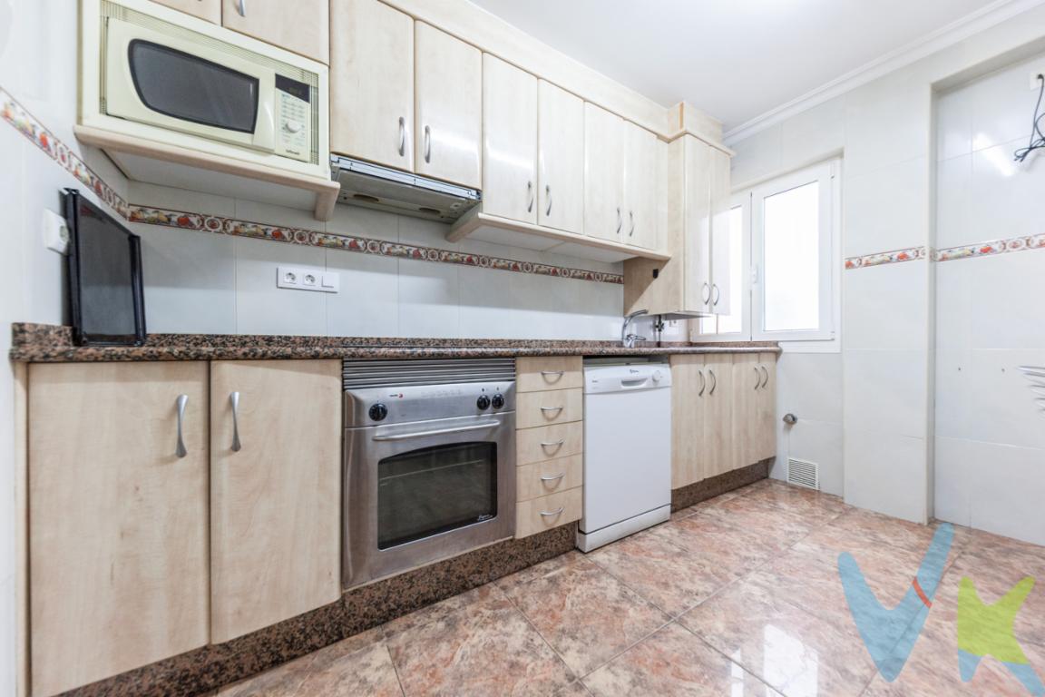 VENTA. Se vende piso en la Calle Emilio Tuya, en el corazón del Barrio de la Arena, a un paso de la Playa de San Lorenzo. El Barrio de la Arena es una de las zonas mas demandadas de Gijón por su cercanía a la Playa, al Centro de la ciudad y por la vida de sus calle llenas de negocios de restauración y todo tipo de  servicios por todo ello el inmueble goza de una EXCELENTE UBICACION.El Edificio en el que se encuentra la vivienda esta dotado de  ASCENSOR. La vivienda esta distribuida en 4 habitaciones,  salón, cocina,  baño con ventana, aseo y practica carbonera. Estado conservado:  ventanas de aluminio, armarios empotrados en las habitaciones, aseo con tuberías y baño cambiado, cocina y baño reformados del año 2009 ,  óculos en pasillo,........ CALEFACCION de gas ciudad..No desaproveche una OPORTUNIDAD única para vivir en una de las mejores zonas de Gijón y disfrutar de la famosa Playa de san Lorenzo, su entorno  y todas las posibilidades que ofrece su ubicación. VEN A VISITARLO!!En el precio del inmueble no están incluidos los gastos de registro, notaria e impuesto de trasmisiones.